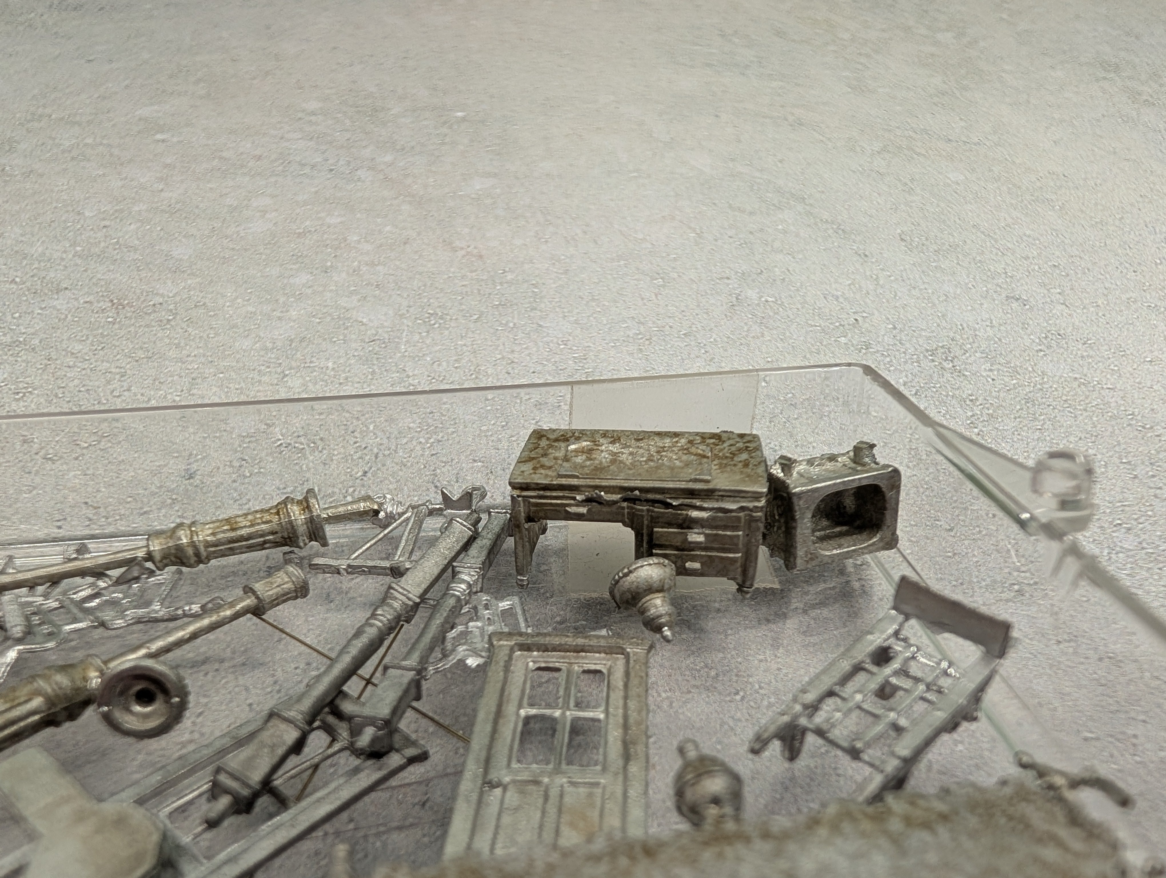 USED HO Scale Lot of Furniture & Other Detail Parts, Metal