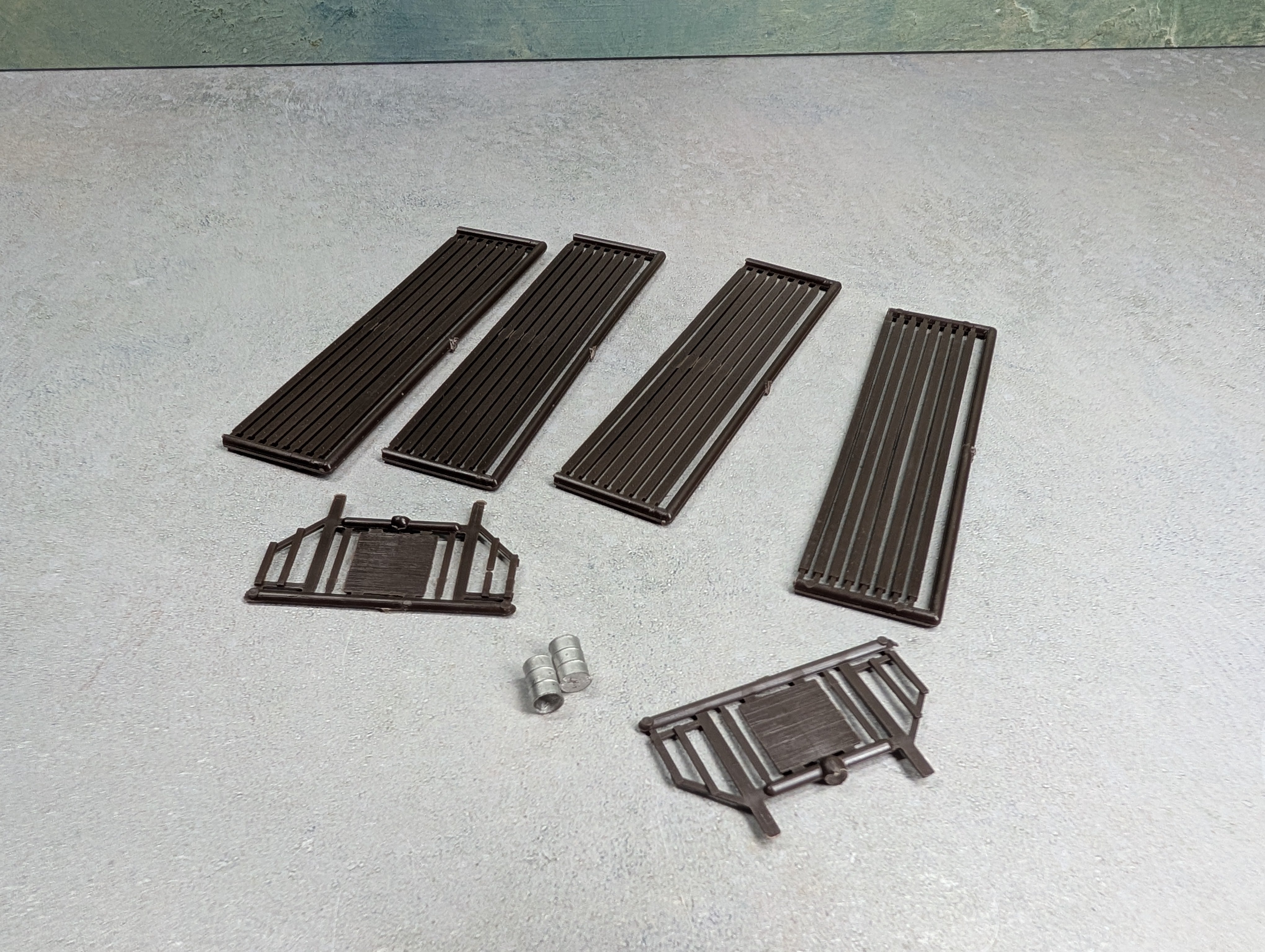 USED Micro Engineering Company 11-103 HO Scale Bridge Flex Track Platform & 2 Barrels Only, Code 70