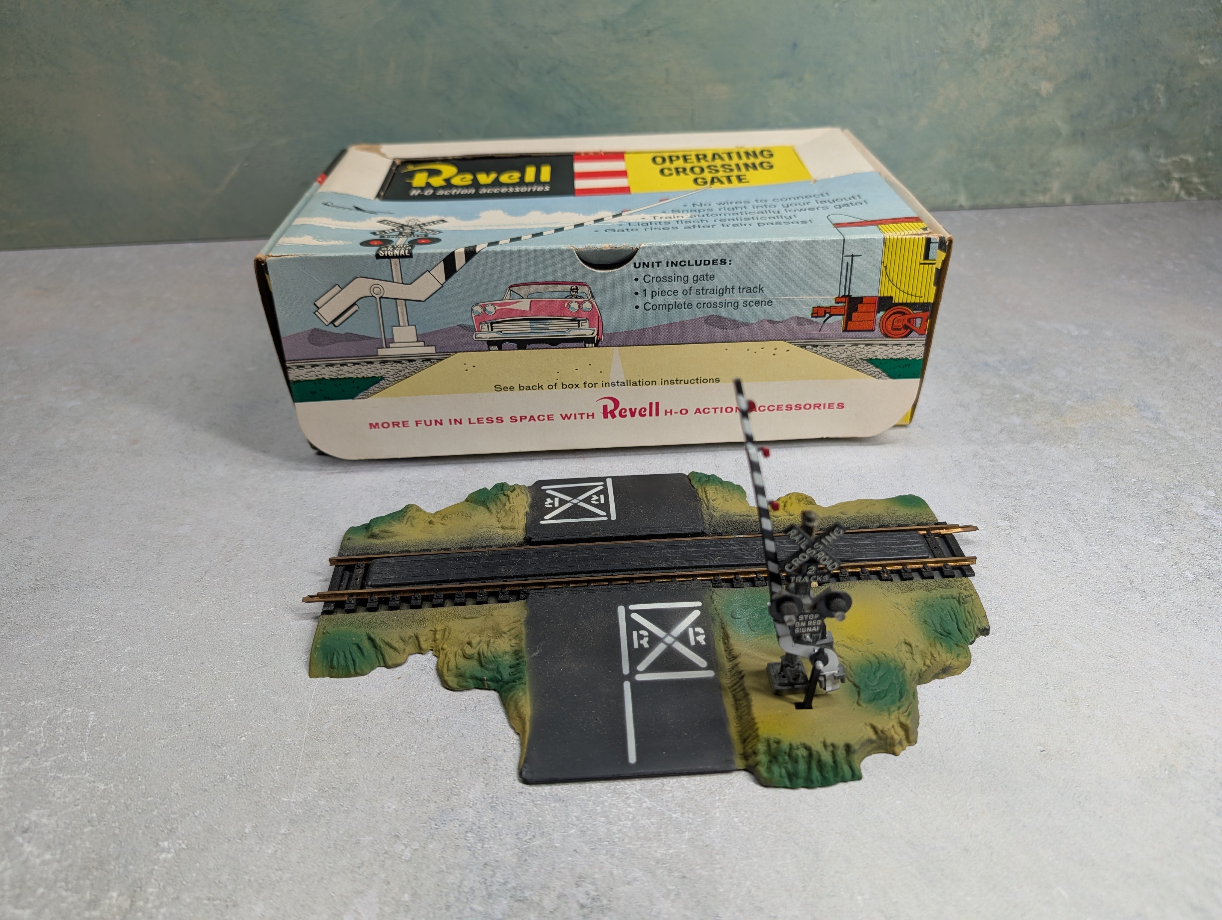 USED REVELL HO Scale Operating Crossing Gate