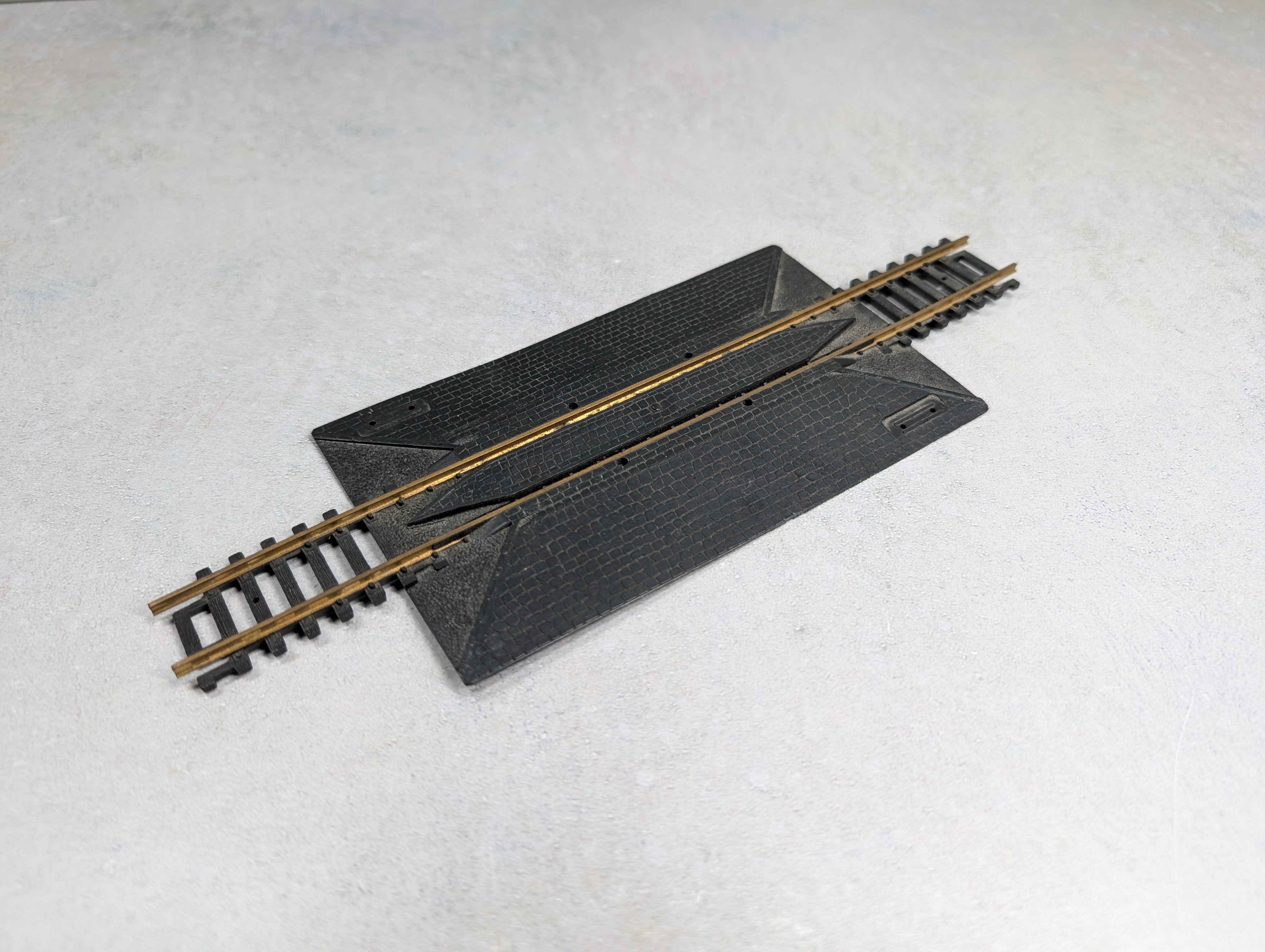 USED AHM 2527 HO Scale 9" Straight Rerailer Crossing Track Brass Code 100