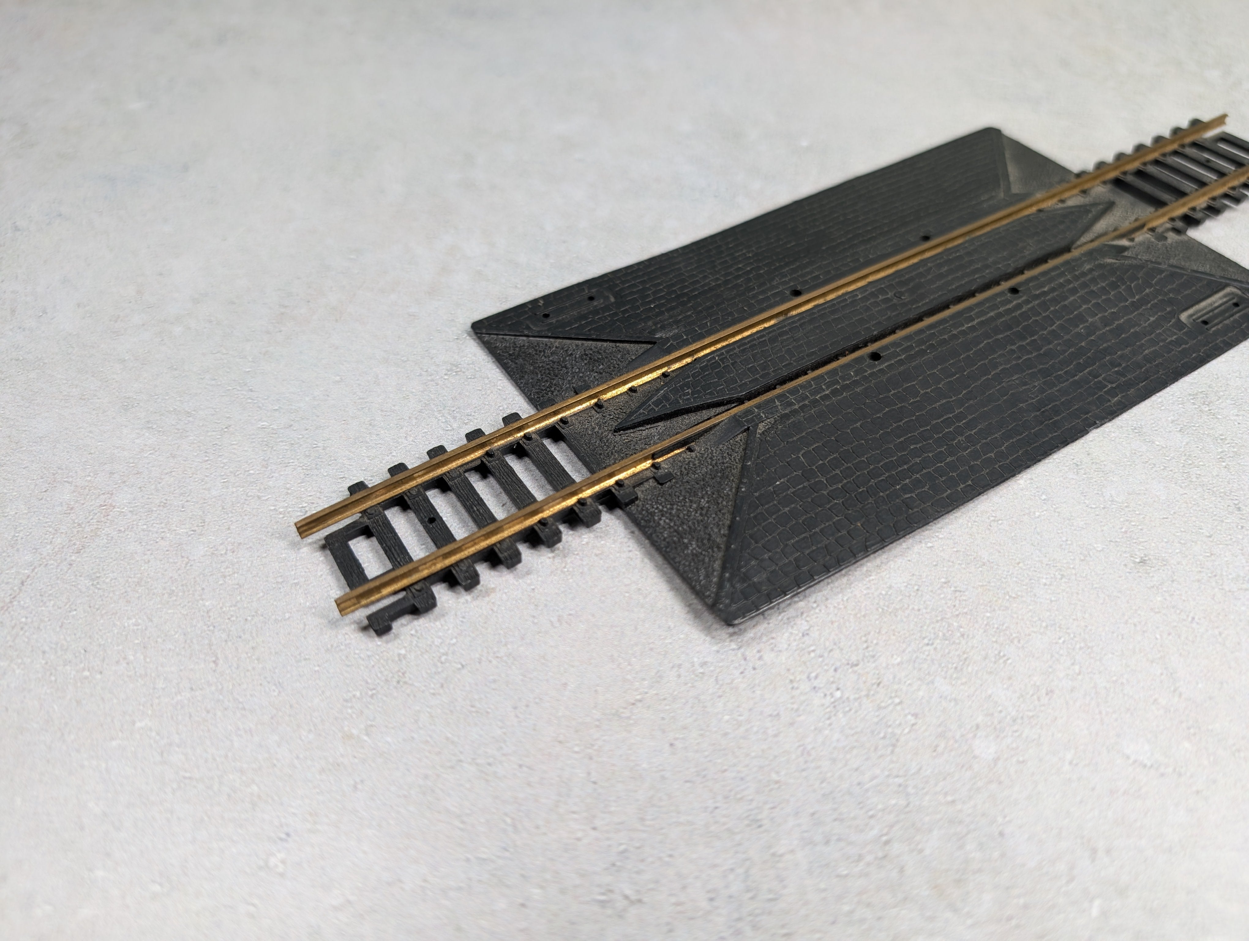 USED AHM 2527 HO Scale 9" Straight Rerailer Crossing Track Brass Code 100