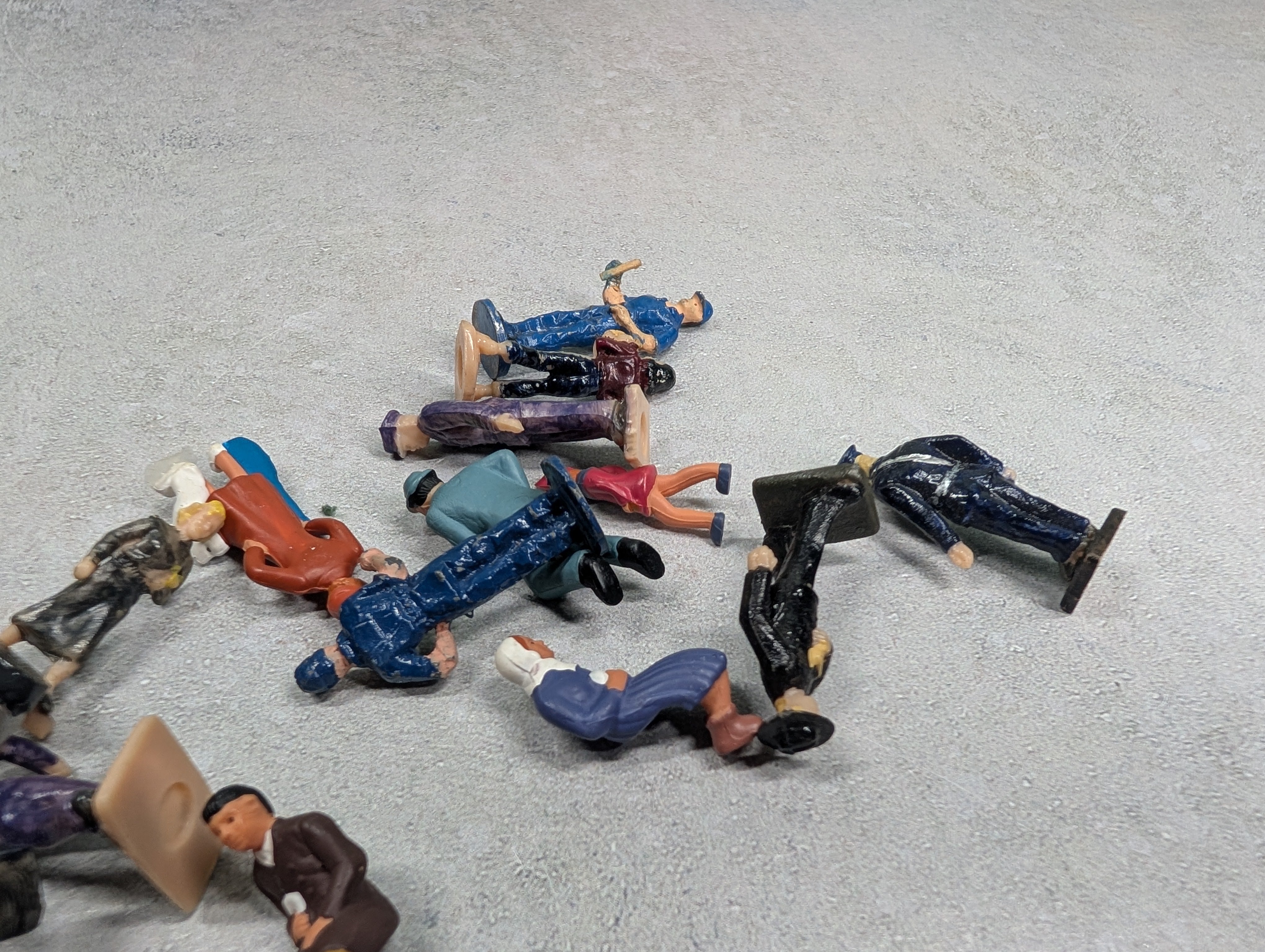 USED O People Figures (15 pcs)