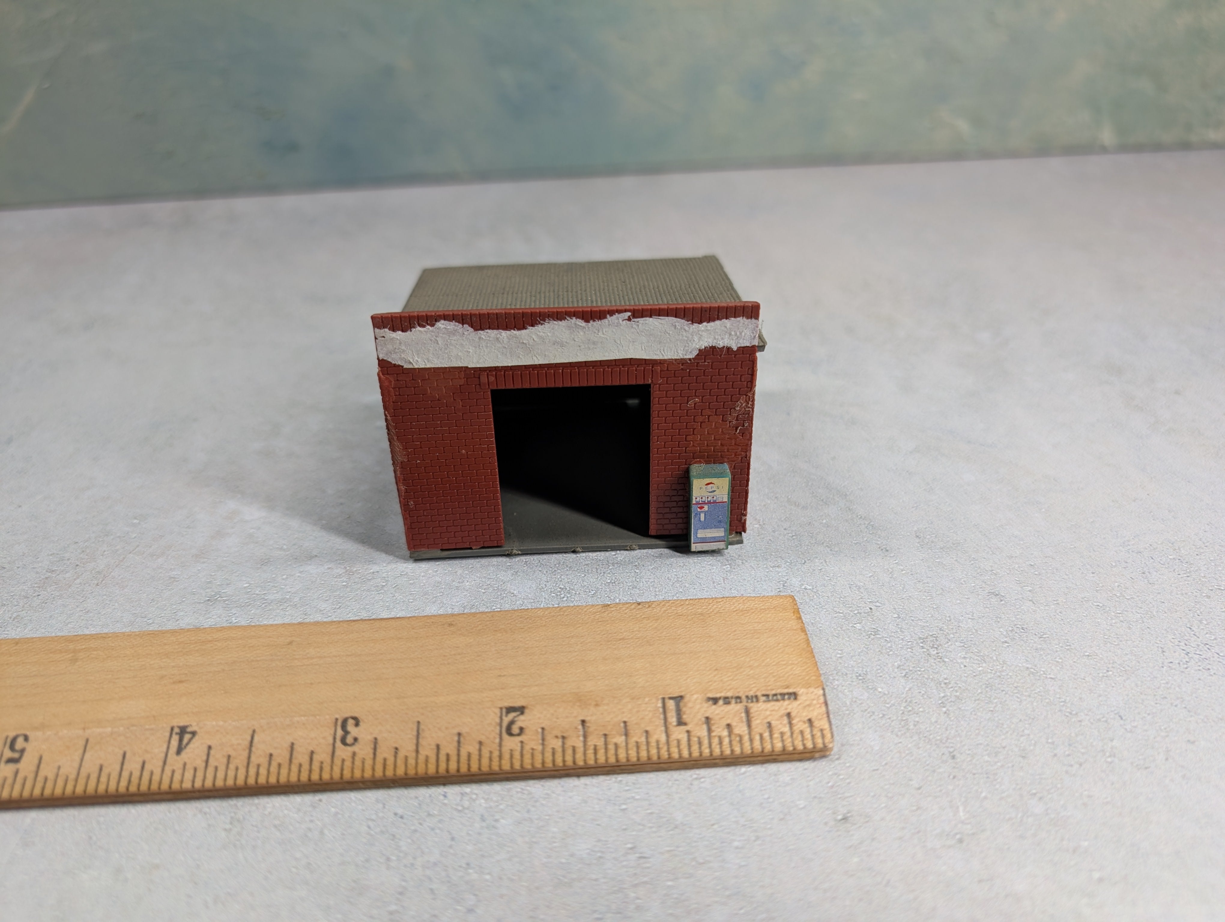 USED HO Scale Small Brick Garage, Building