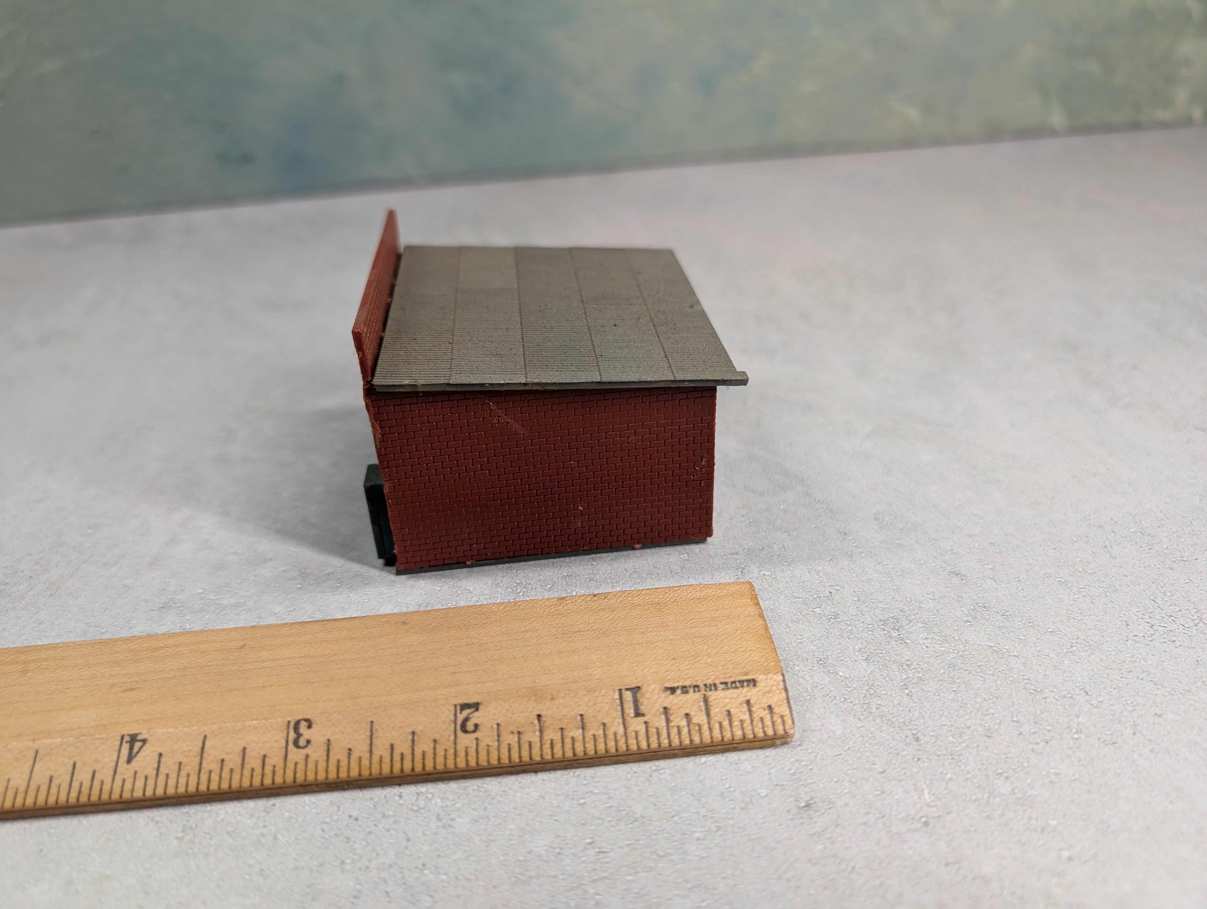 USED HO Scale Small Brick Garage, Building