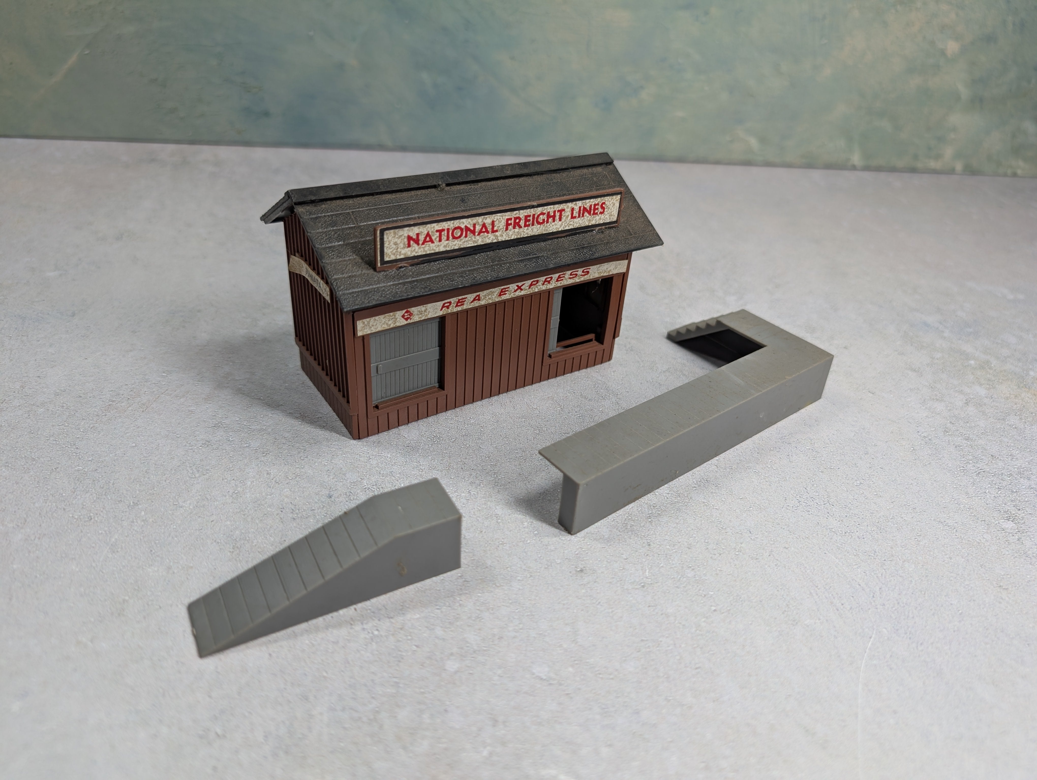 USED Bachmann Plasticville HO Scale REA Express Freight Lines Freight Station