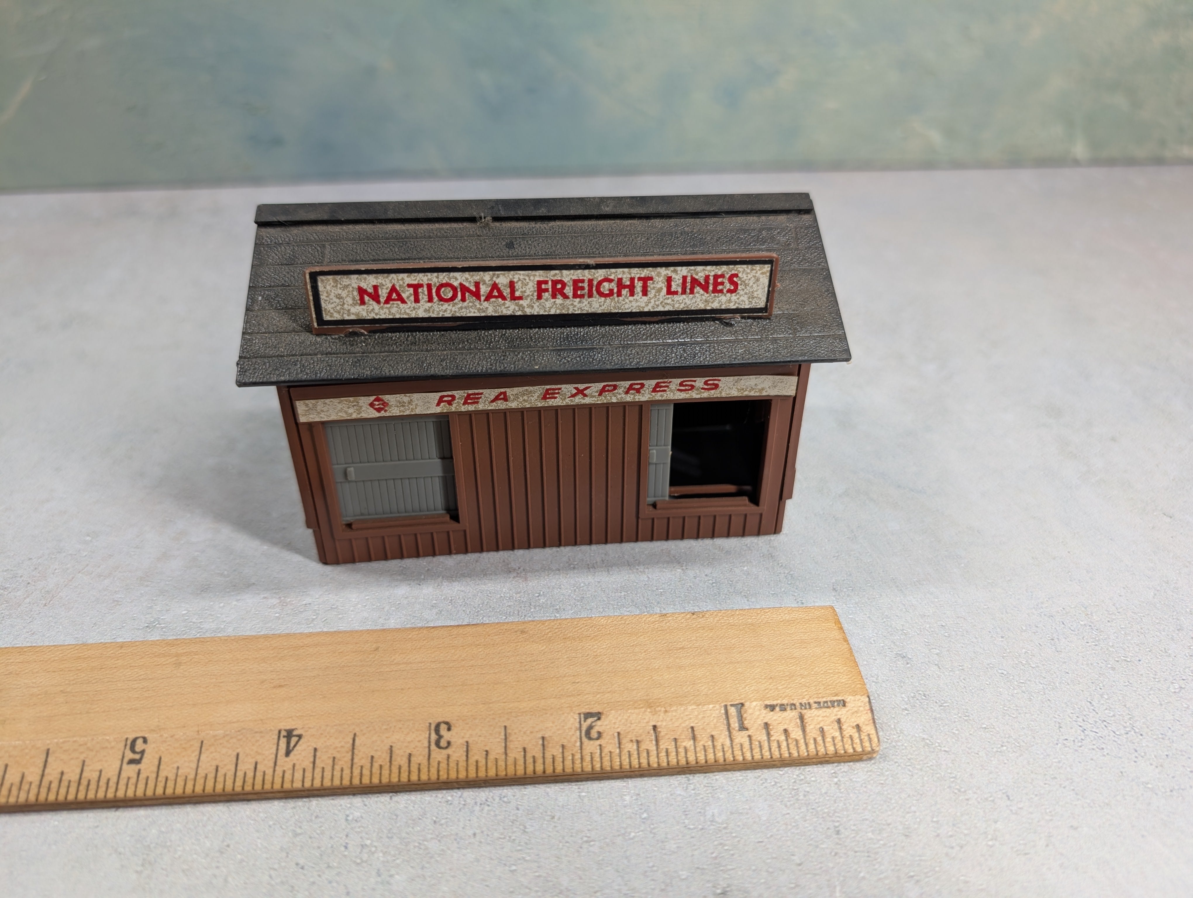 USED Bachmann Plasticville HO Scale REA Express Freight Lines Freight Station