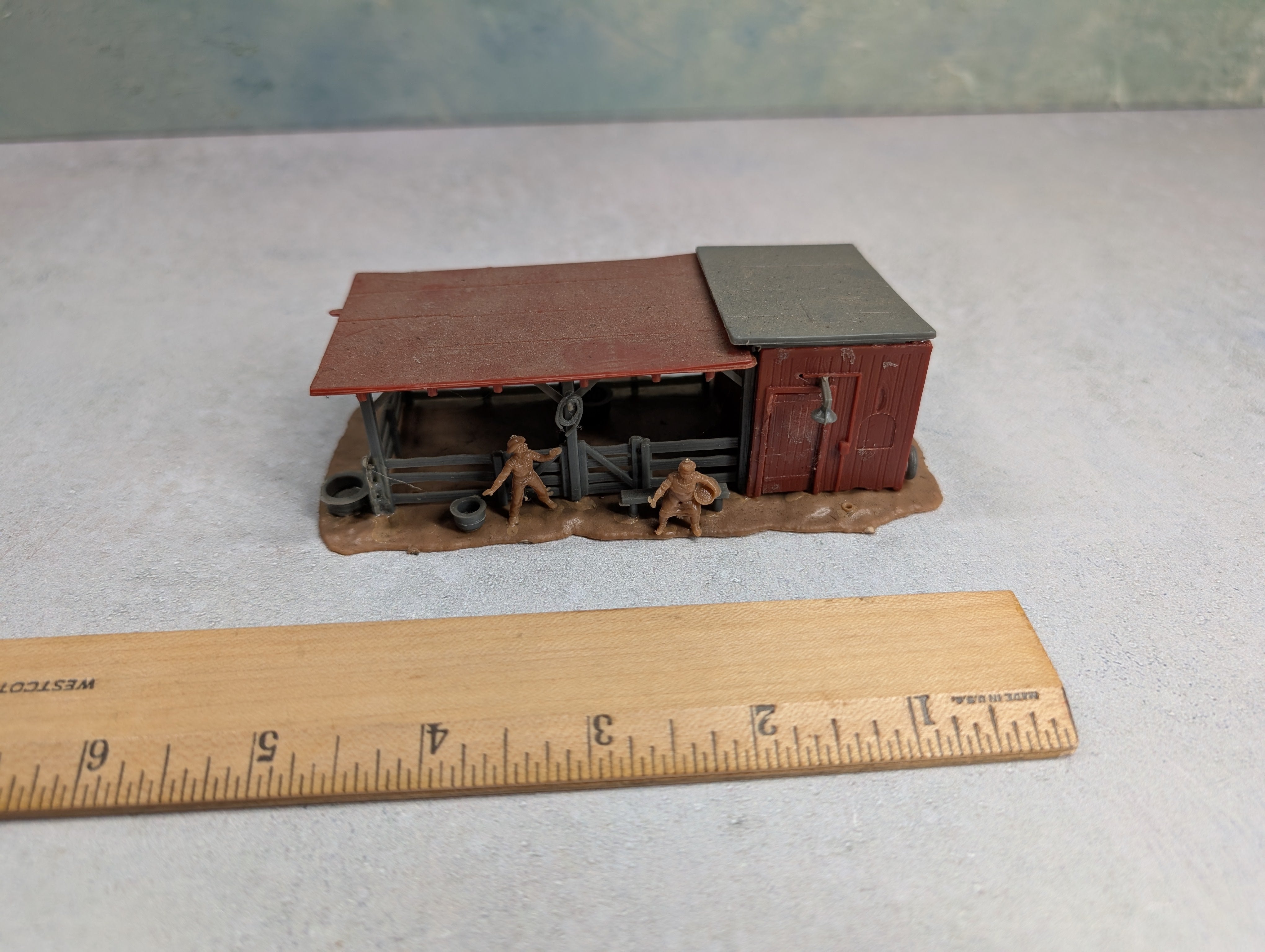 USED HO Scale Farm Animal Stable