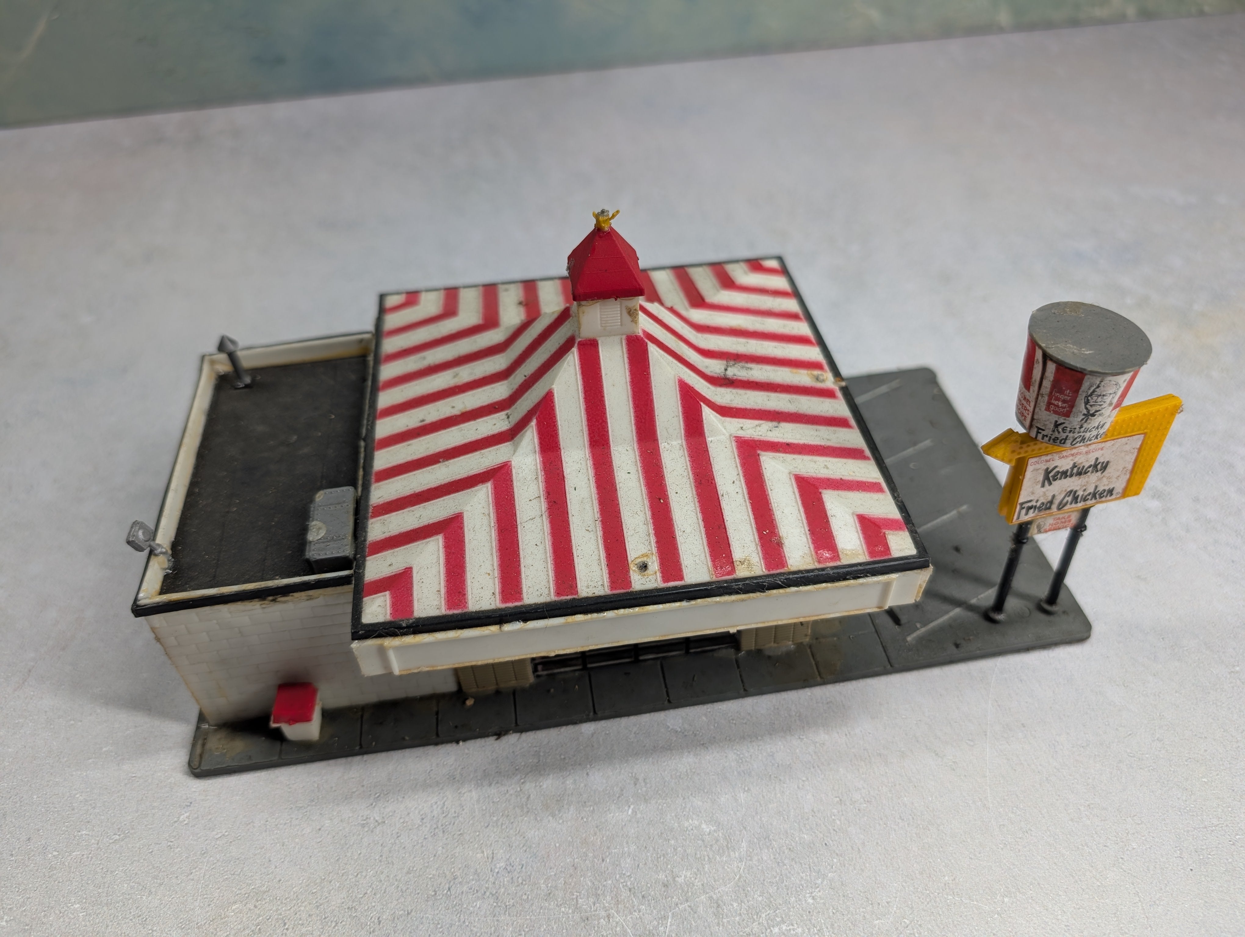 USED HO Scale Kentucky Fried Chicken Restaurant Building