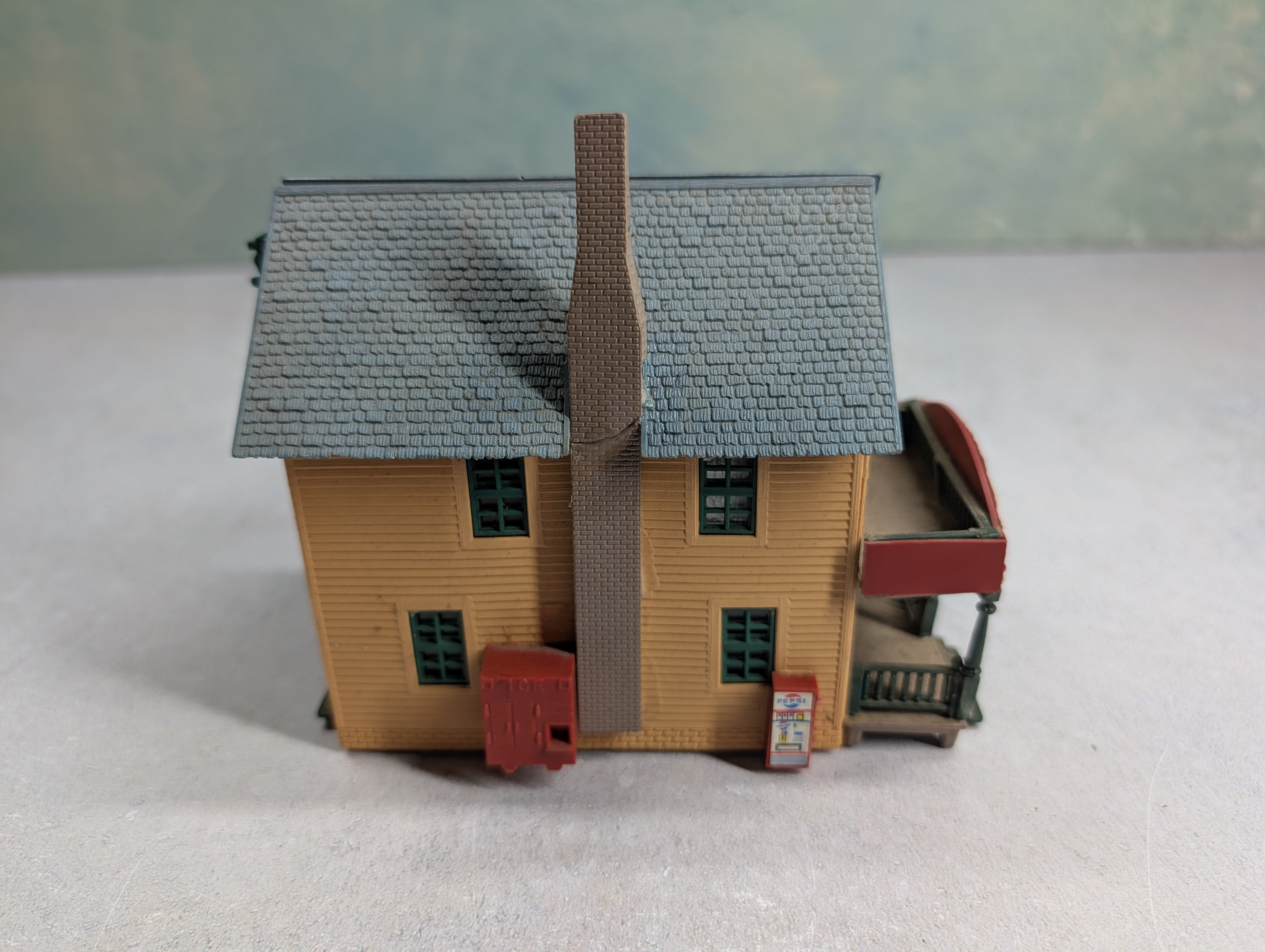 USED HO Scale Old Time Hardware Store Building