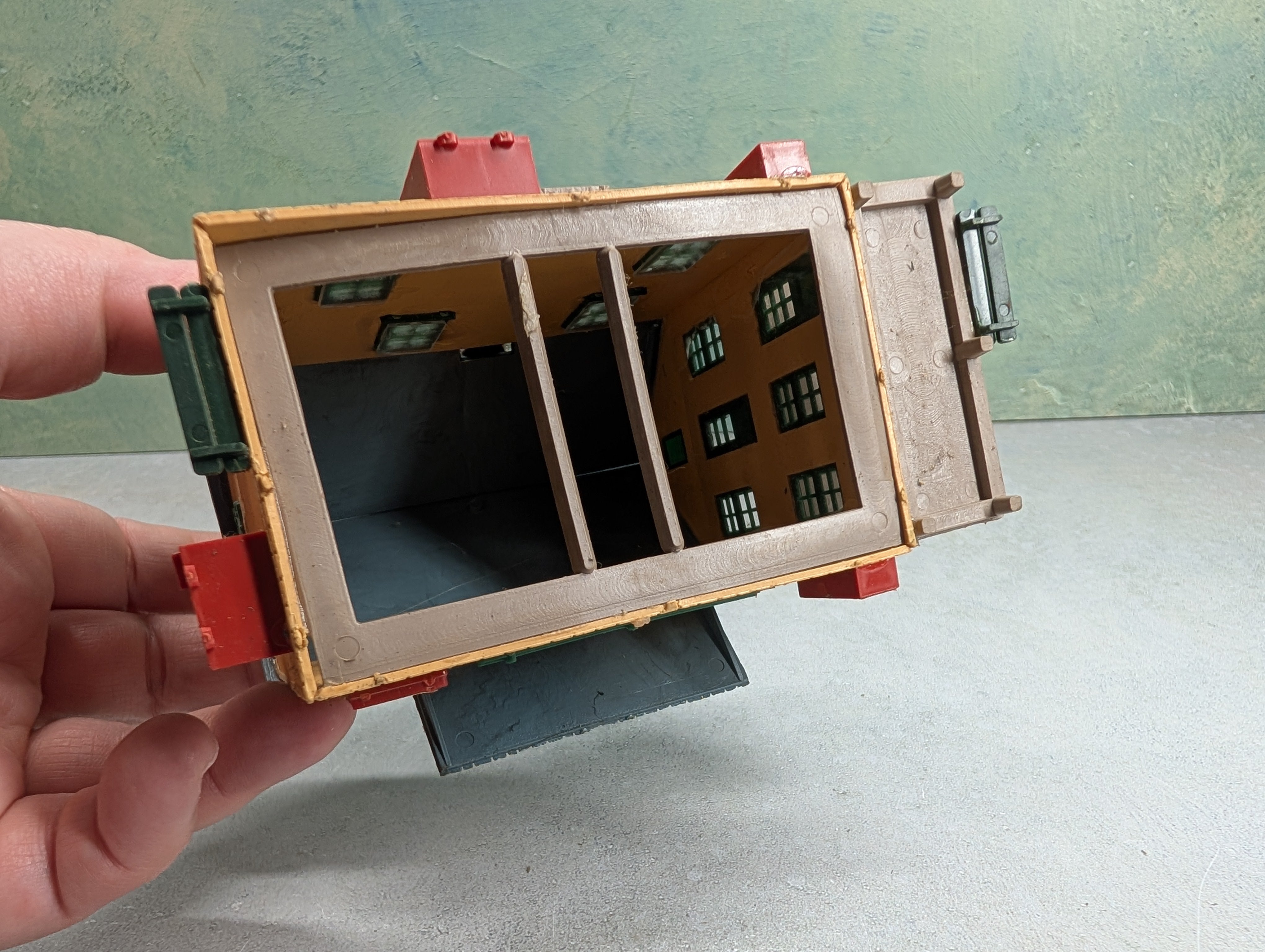 USED HO Scale Old Time Hardware Store Building