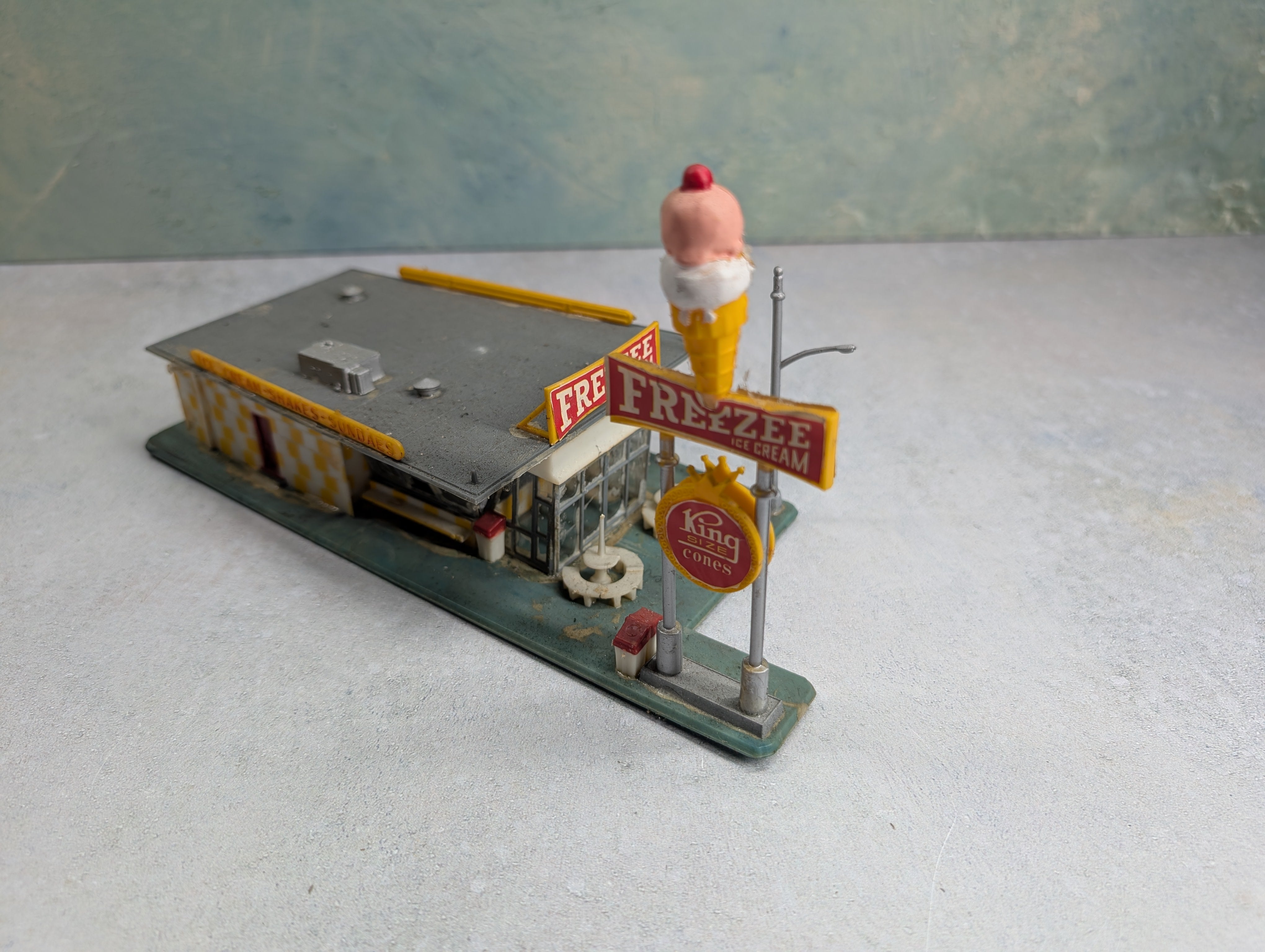 USED HO Scale Freeze Ice Cream Shop, Building