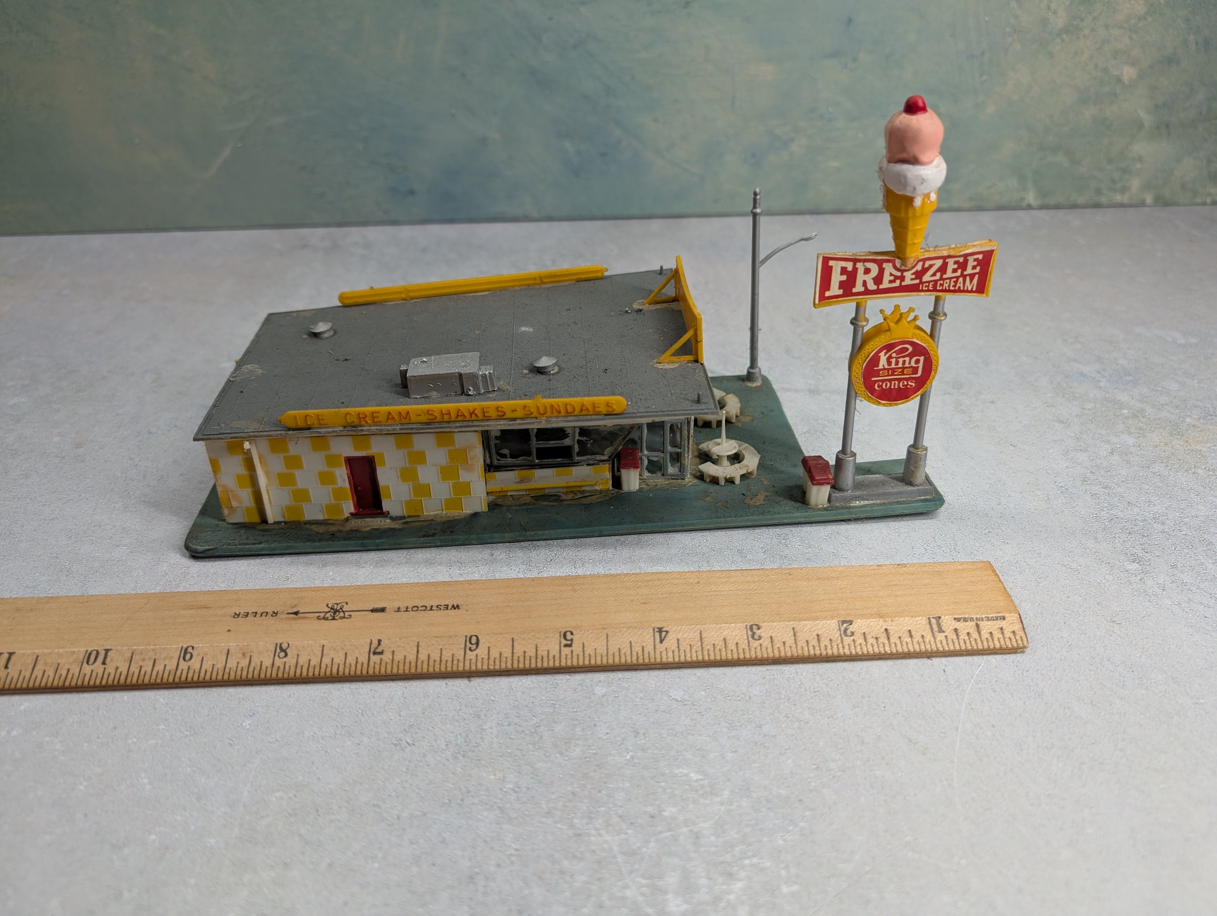 USED HO Scale Freeze Ice Cream Shop, Building