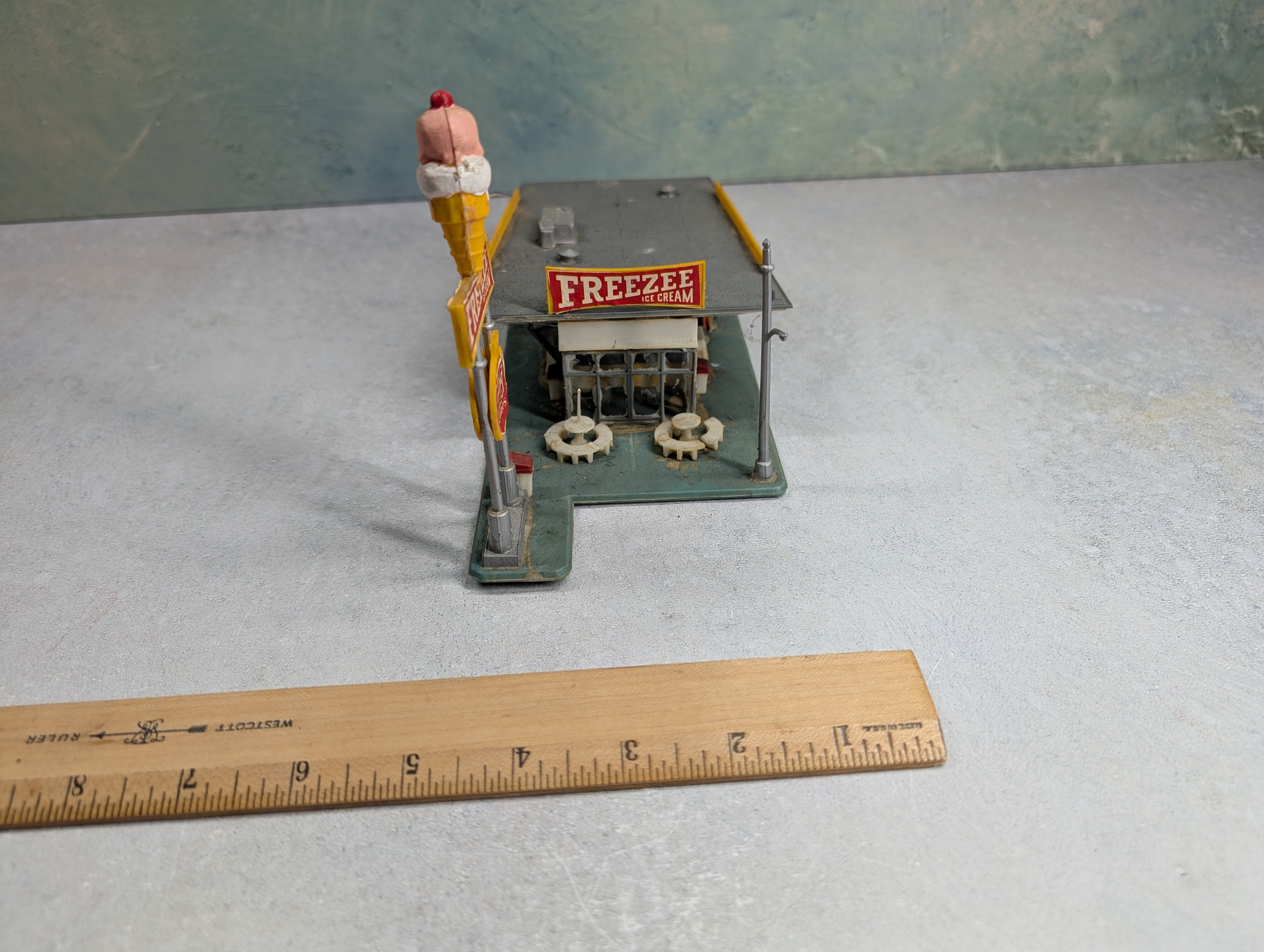 USED HO Scale Freeze Ice Cream Shop, Building