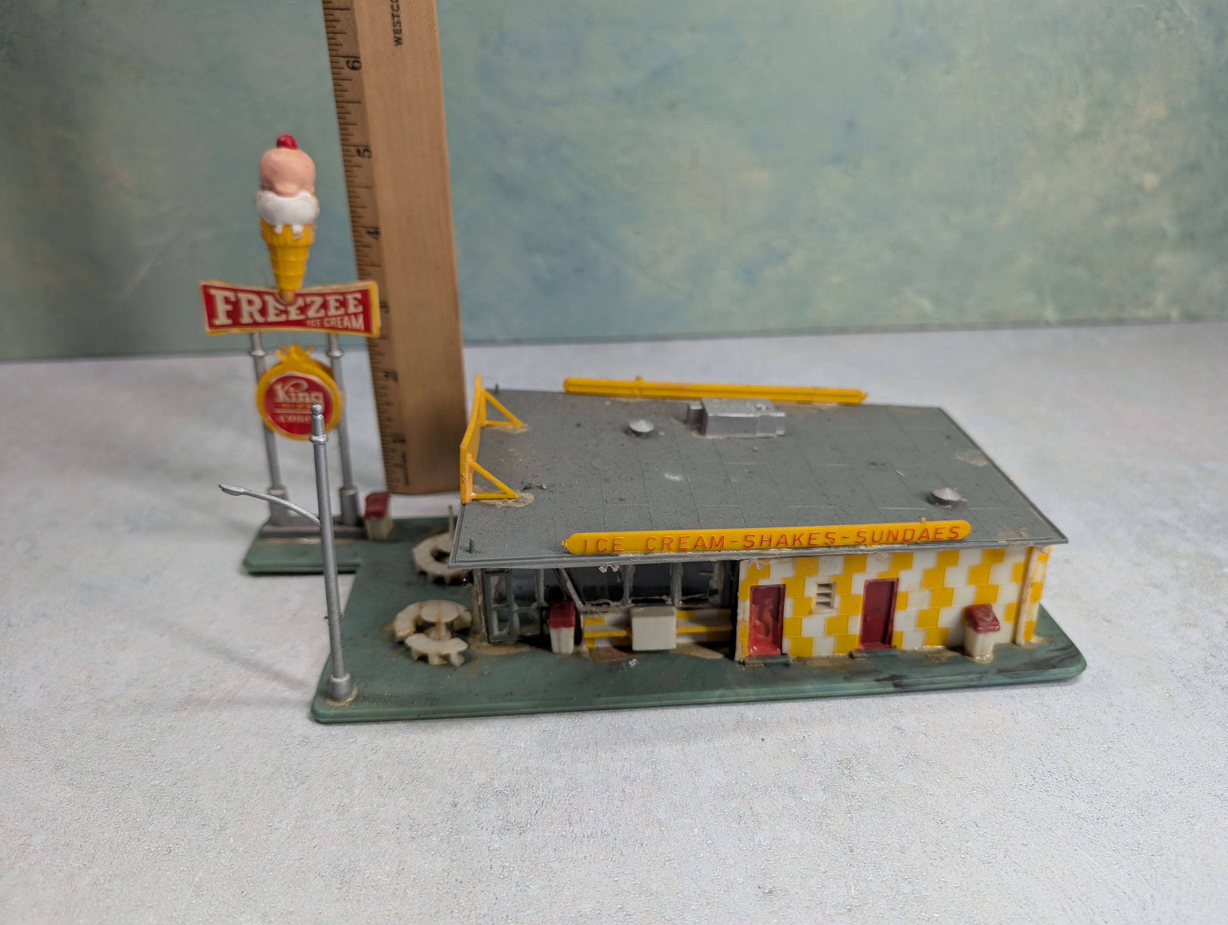 USED HO Scale Freeze Ice Cream Shop, Building