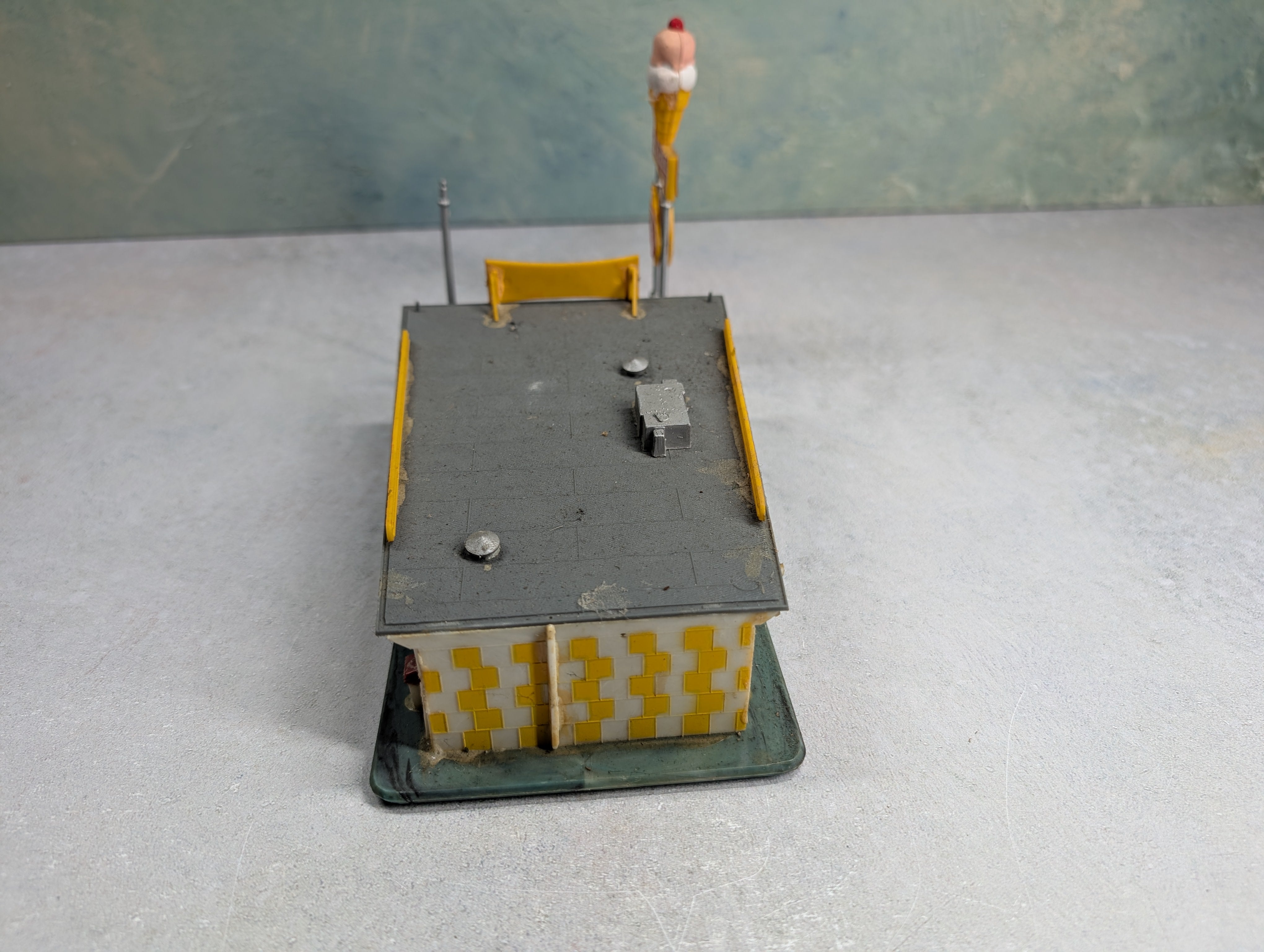 USED HO Scale Freeze Ice Cream Shop, Building