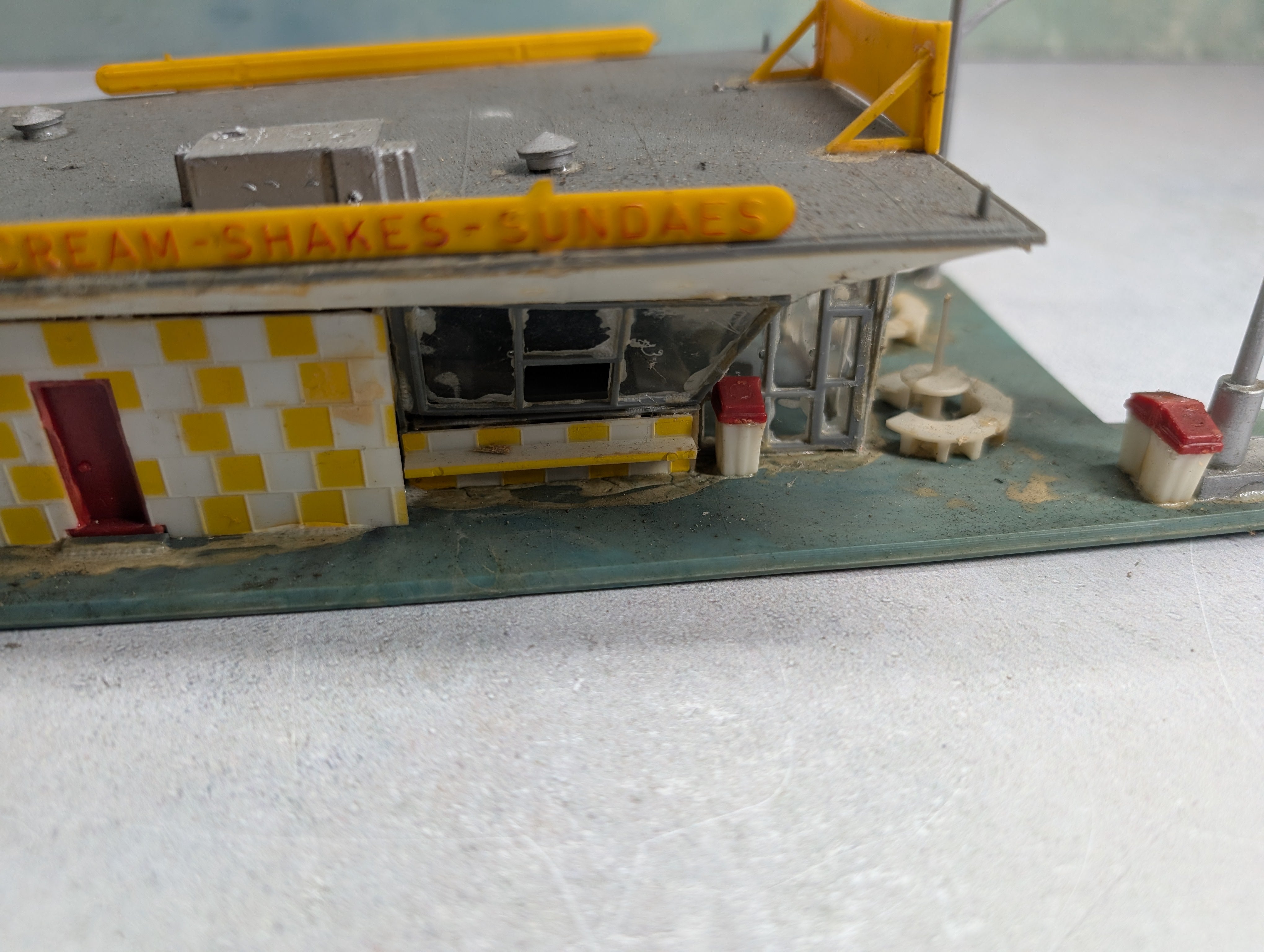 USED HO Scale Freeze Ice Cream Shop, Building