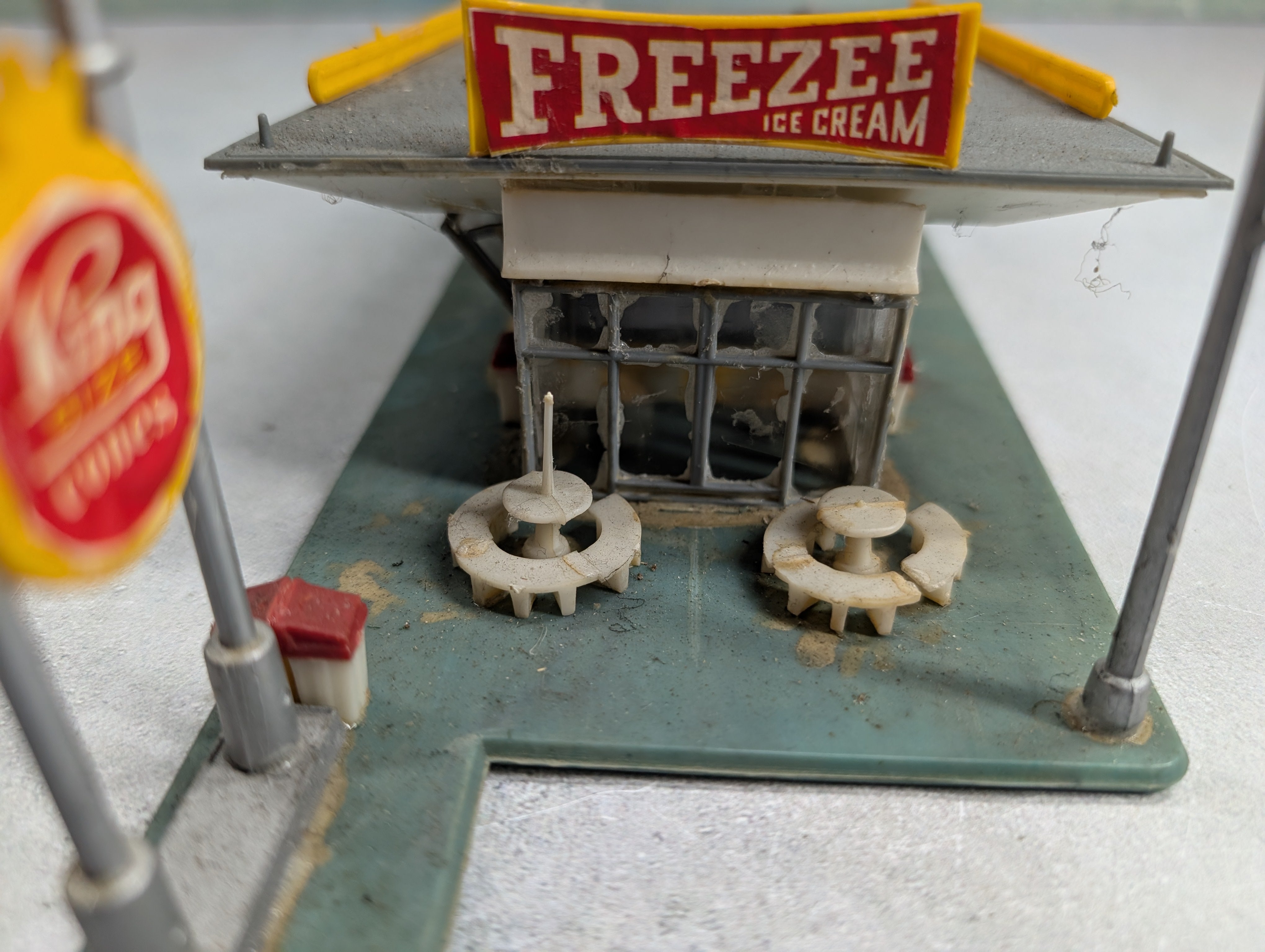 USED HO Scale Freeze Ice Cream Shop, Building