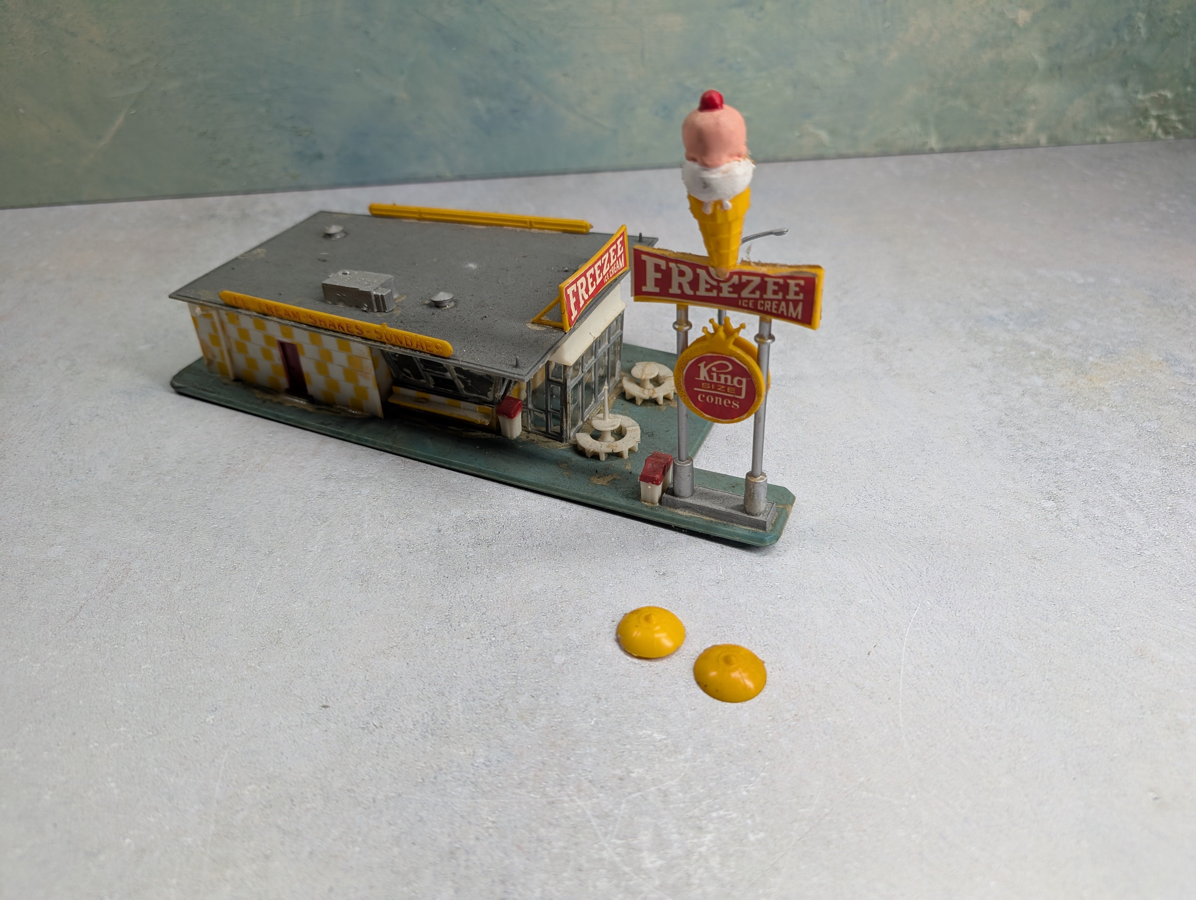 USED HO Scale Freeze Ice Cream Shop, Building