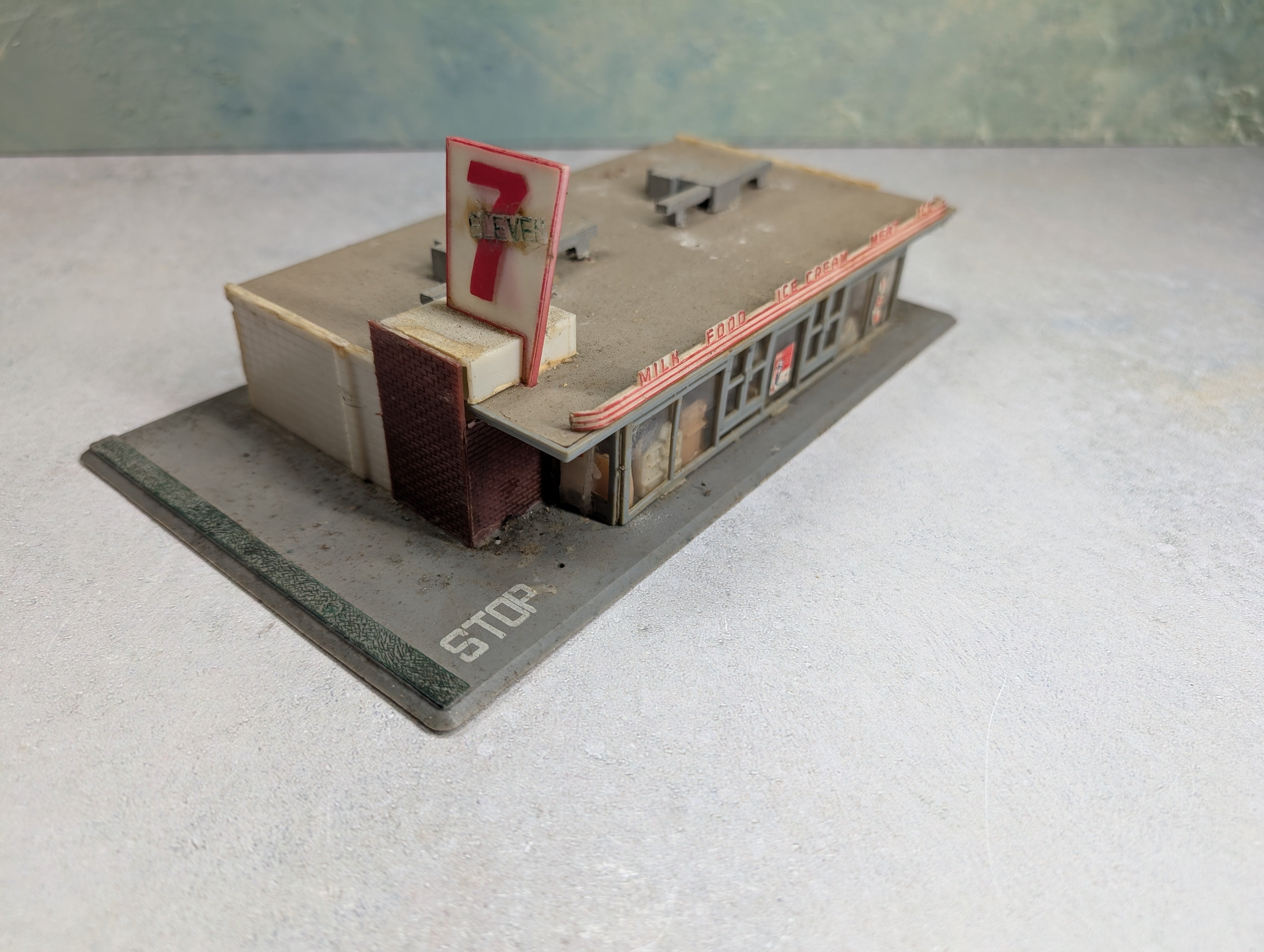 USED HO Scale 7 Eleven Convenince Store