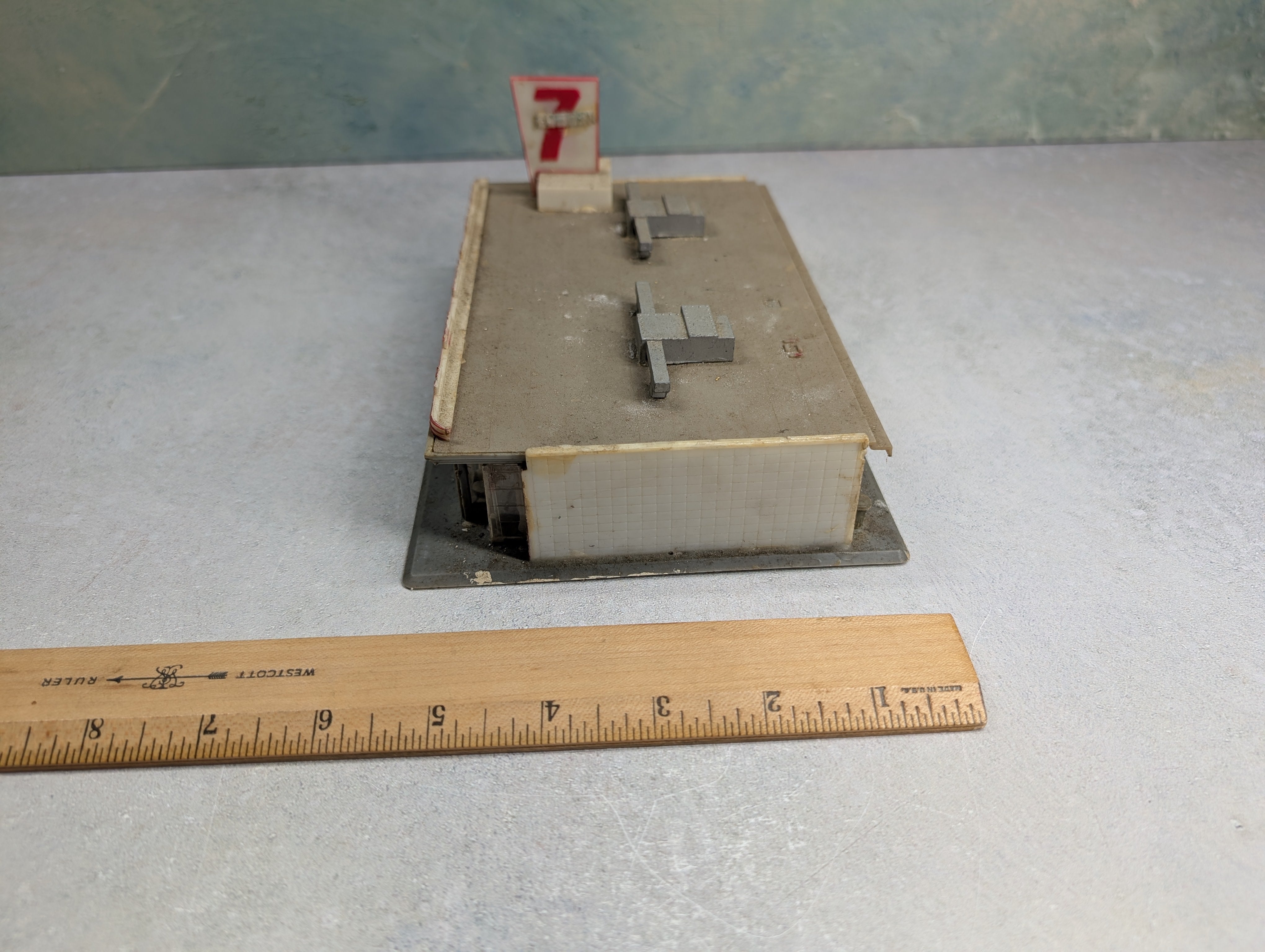 USED HO Scale 7 Eleven Convenince Store