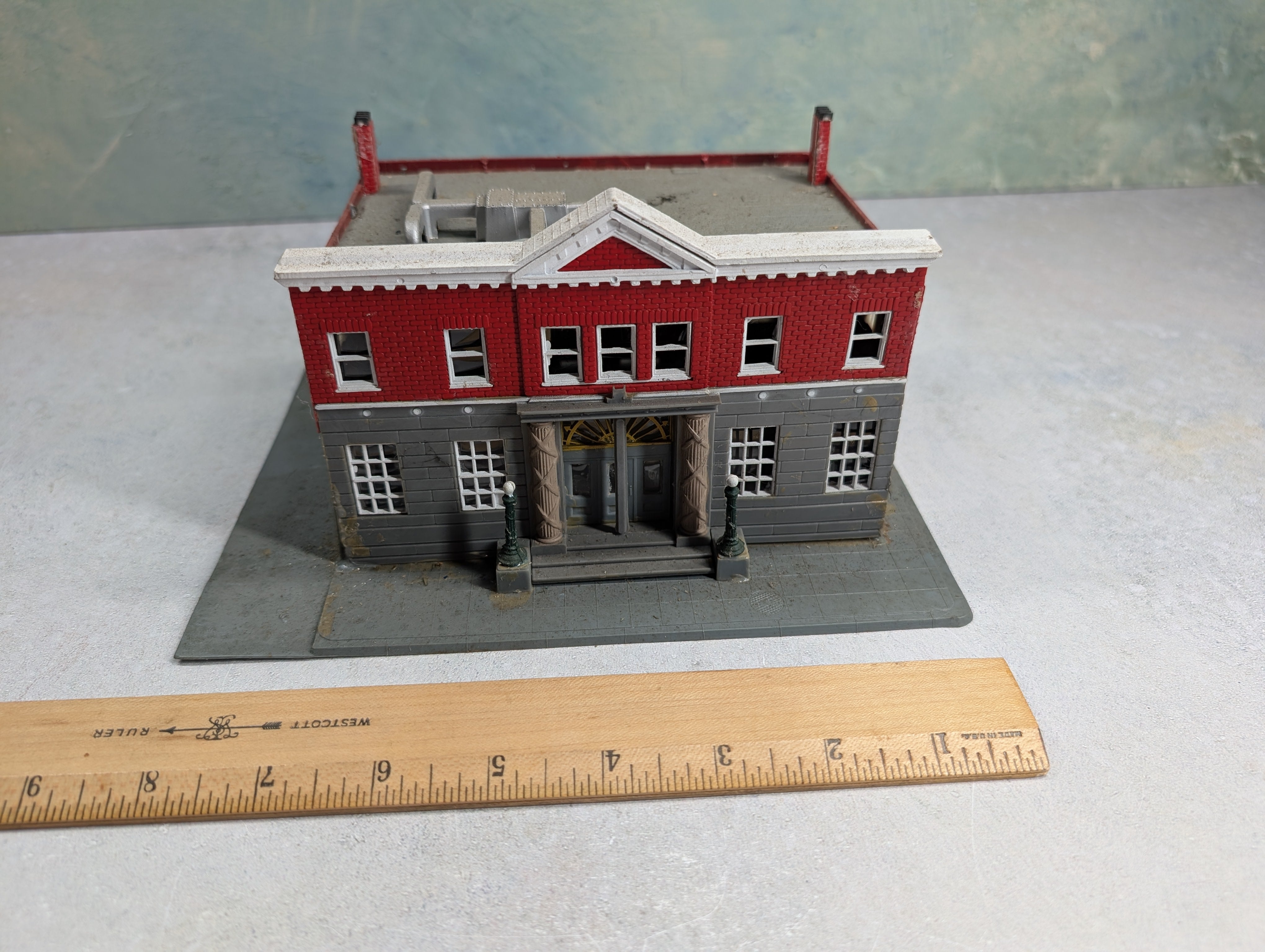 USED HO Scale Bank, Large Brick Building