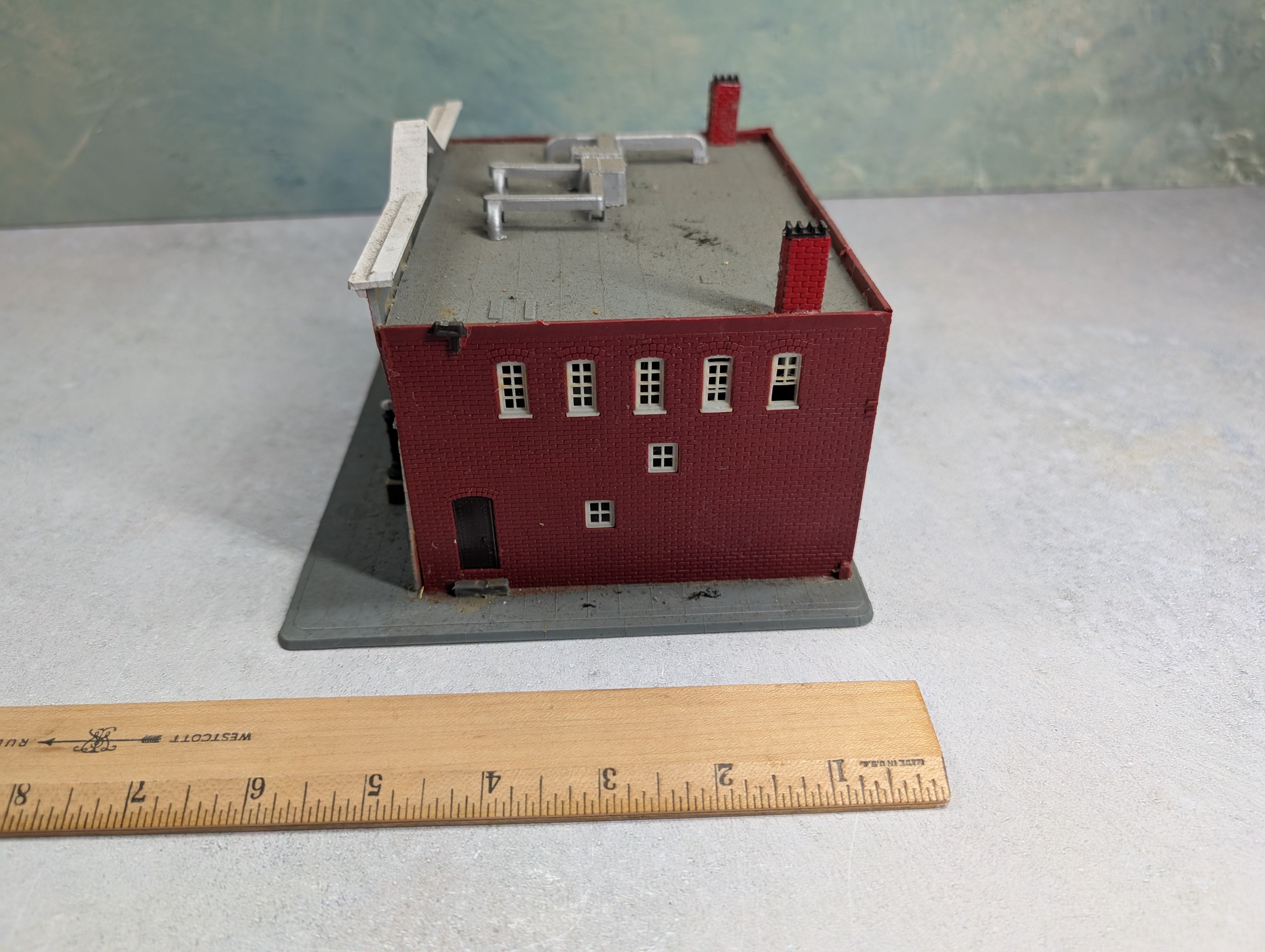 USED HO Scale Bank, Large Brick Building