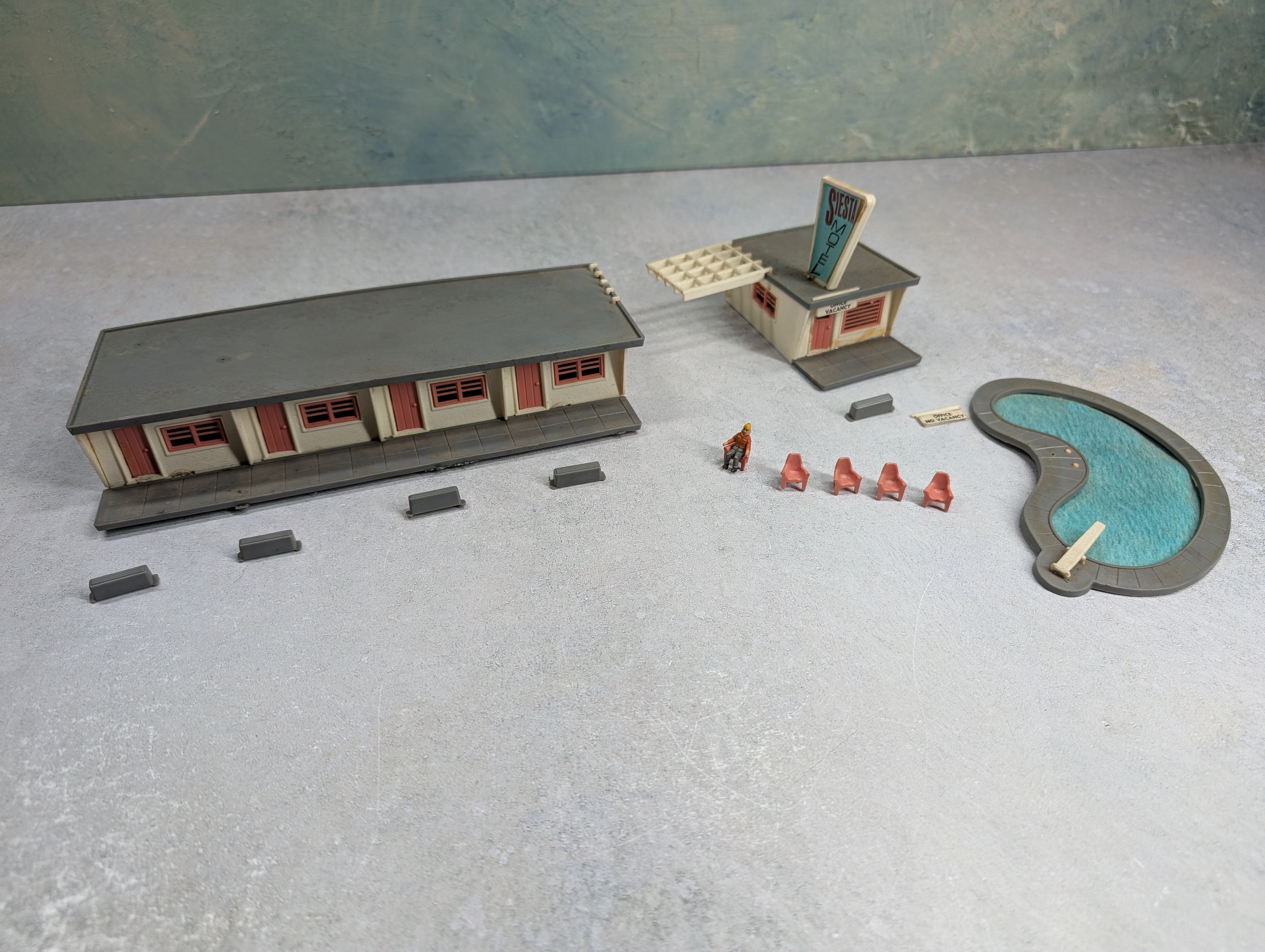 USED HO Scale Siesta Motel w/ Figure & Seats