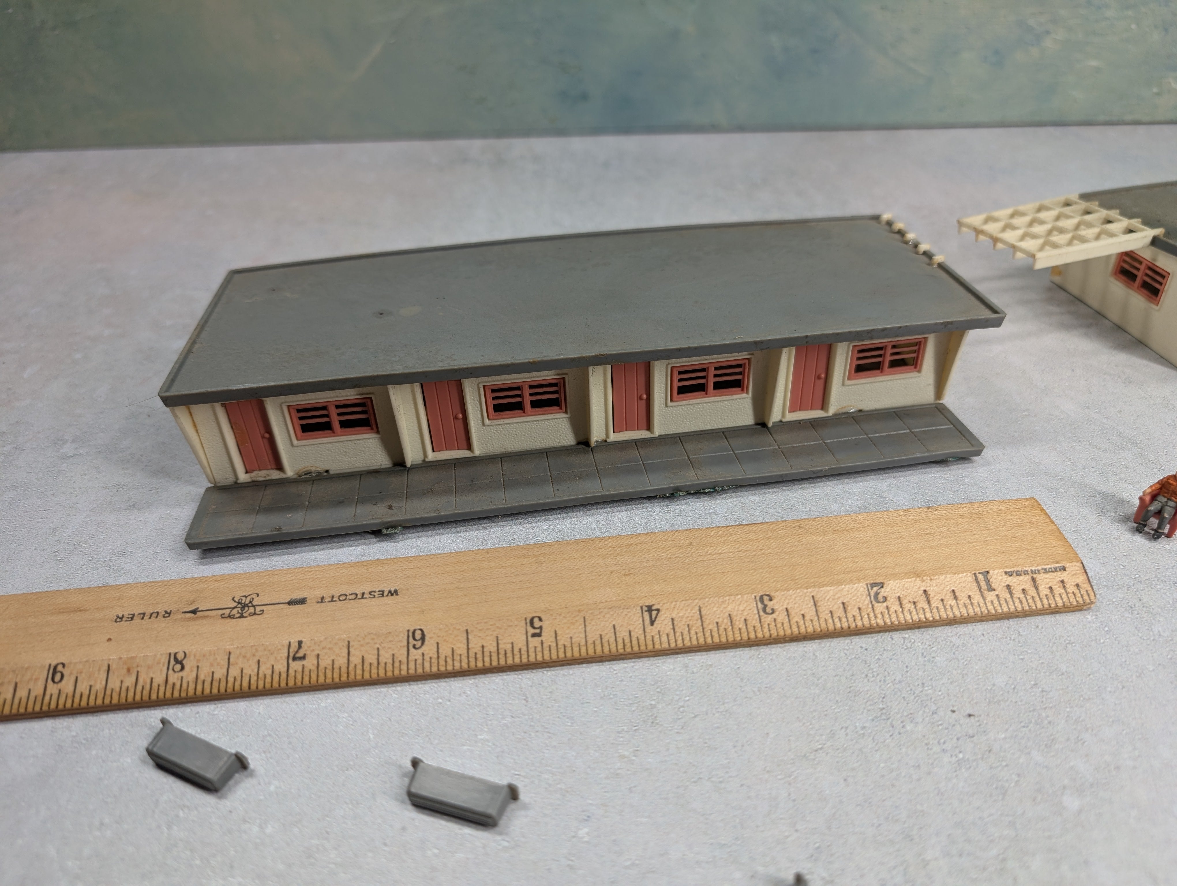 USED HO Scale Siesta Motel w/ Figure & Seats