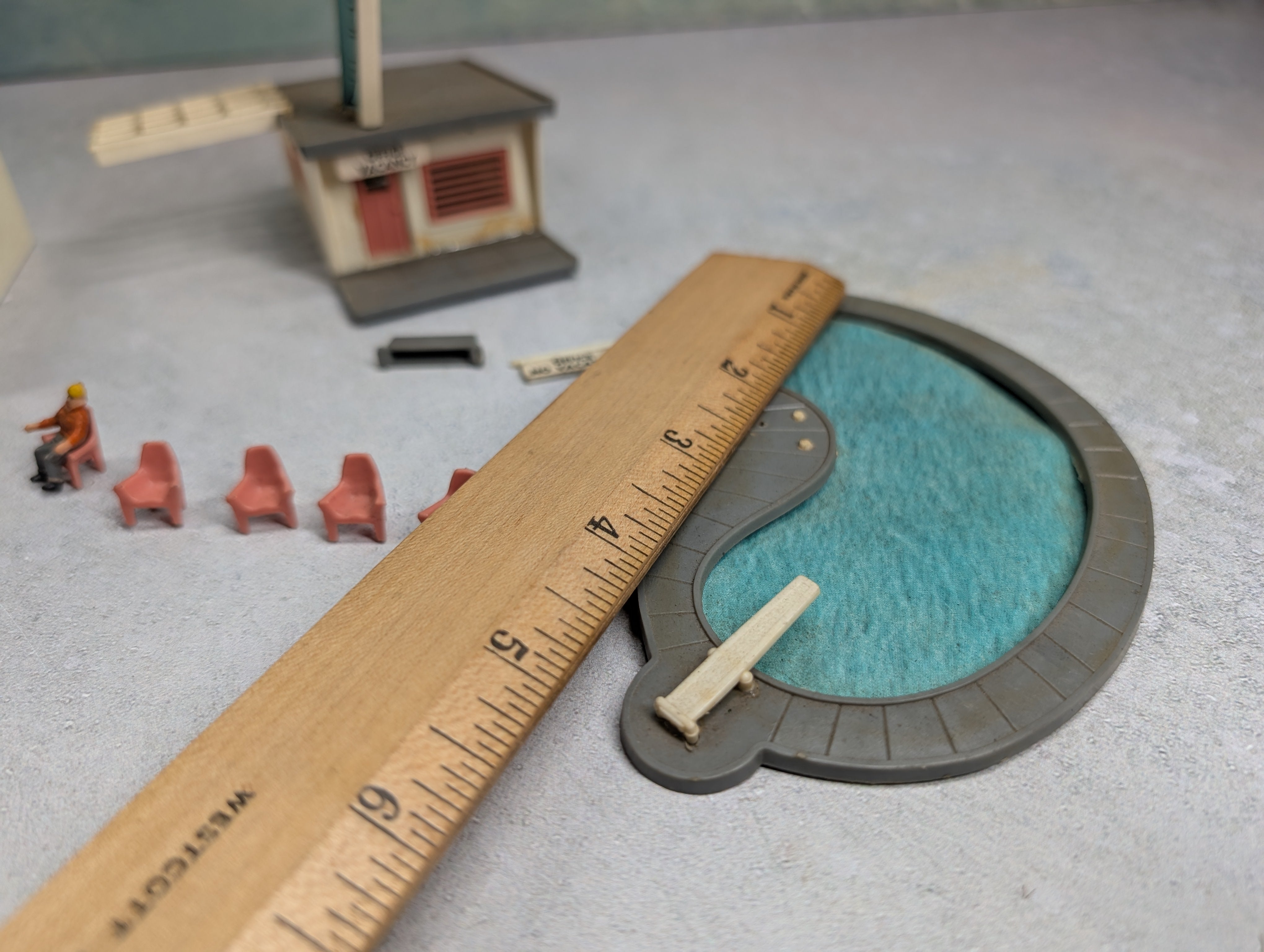 USED HO Scale Siesta Motel w/ Figure & Seats