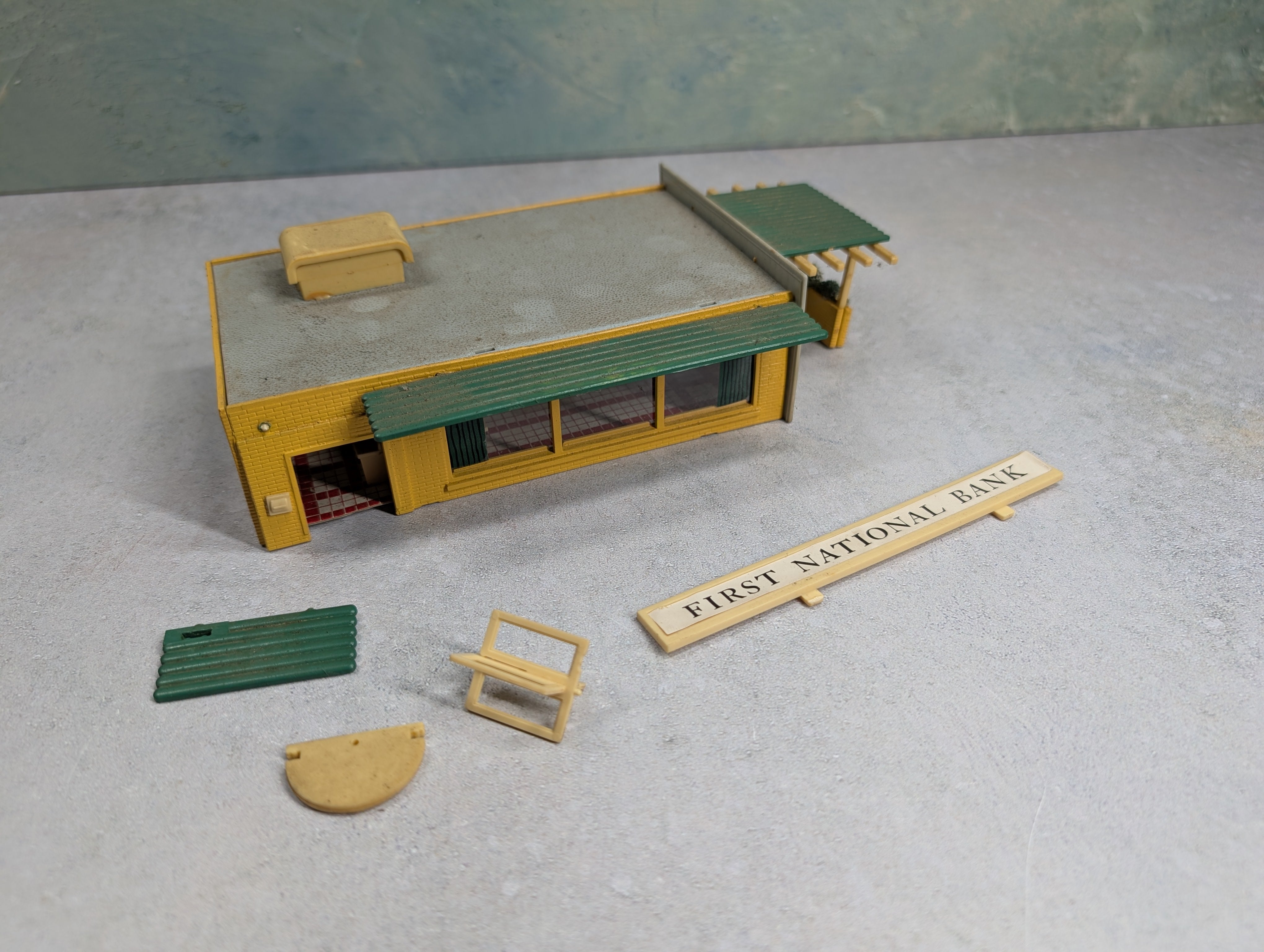 USED HO Scale First National Bank, Building