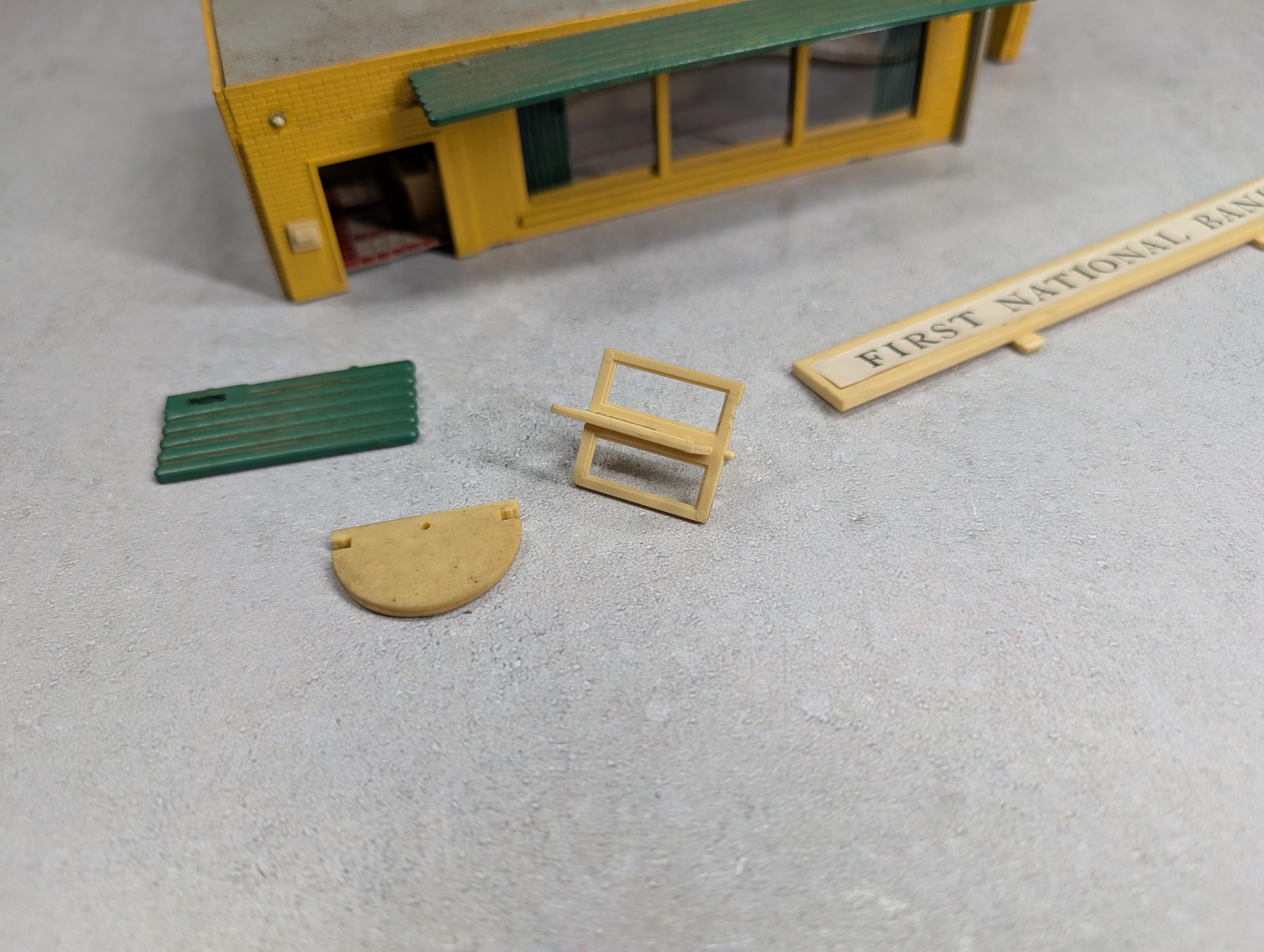 USED HO Scale First National Bank, Building