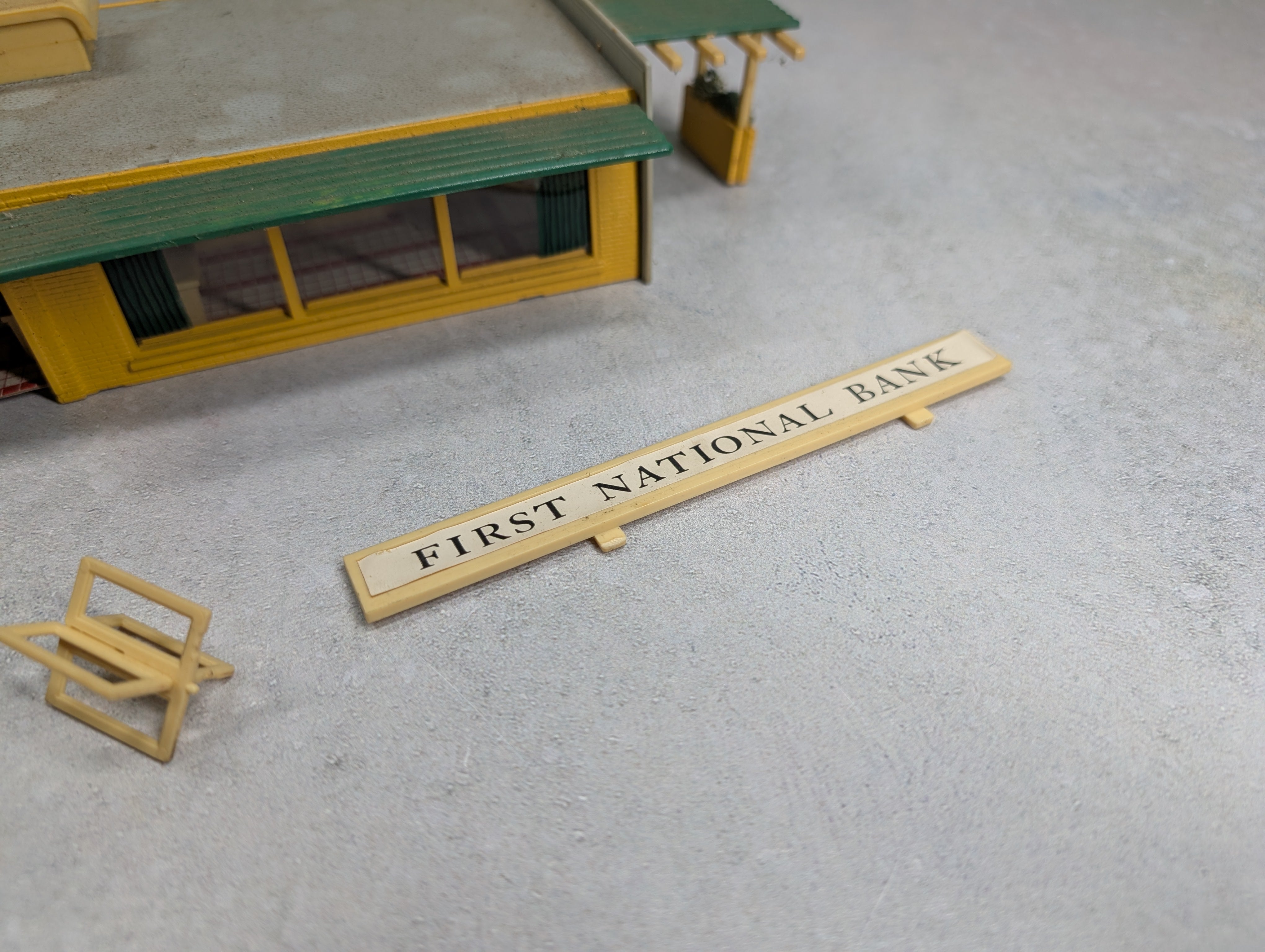 USED HO Scale First National Bank, Building