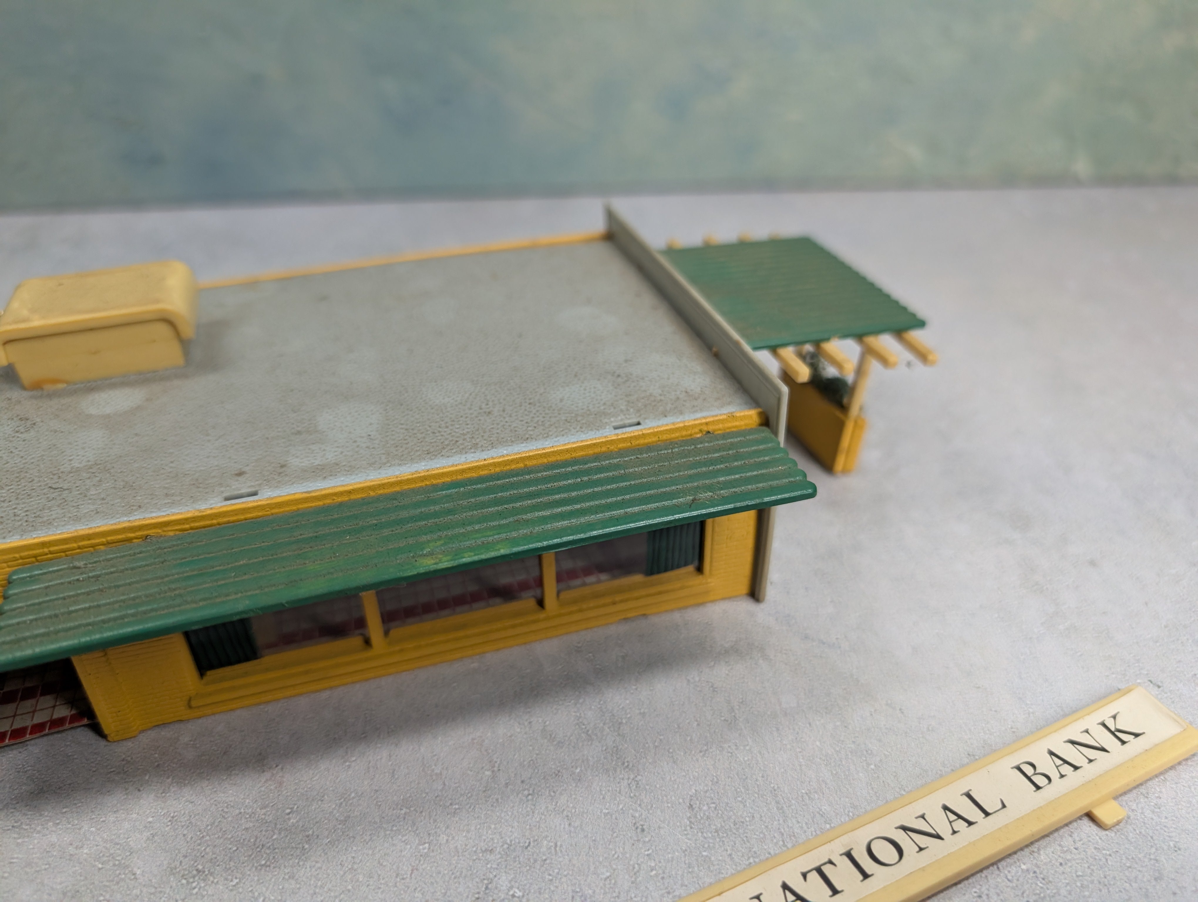 USED HO Scale First National Bank, Building