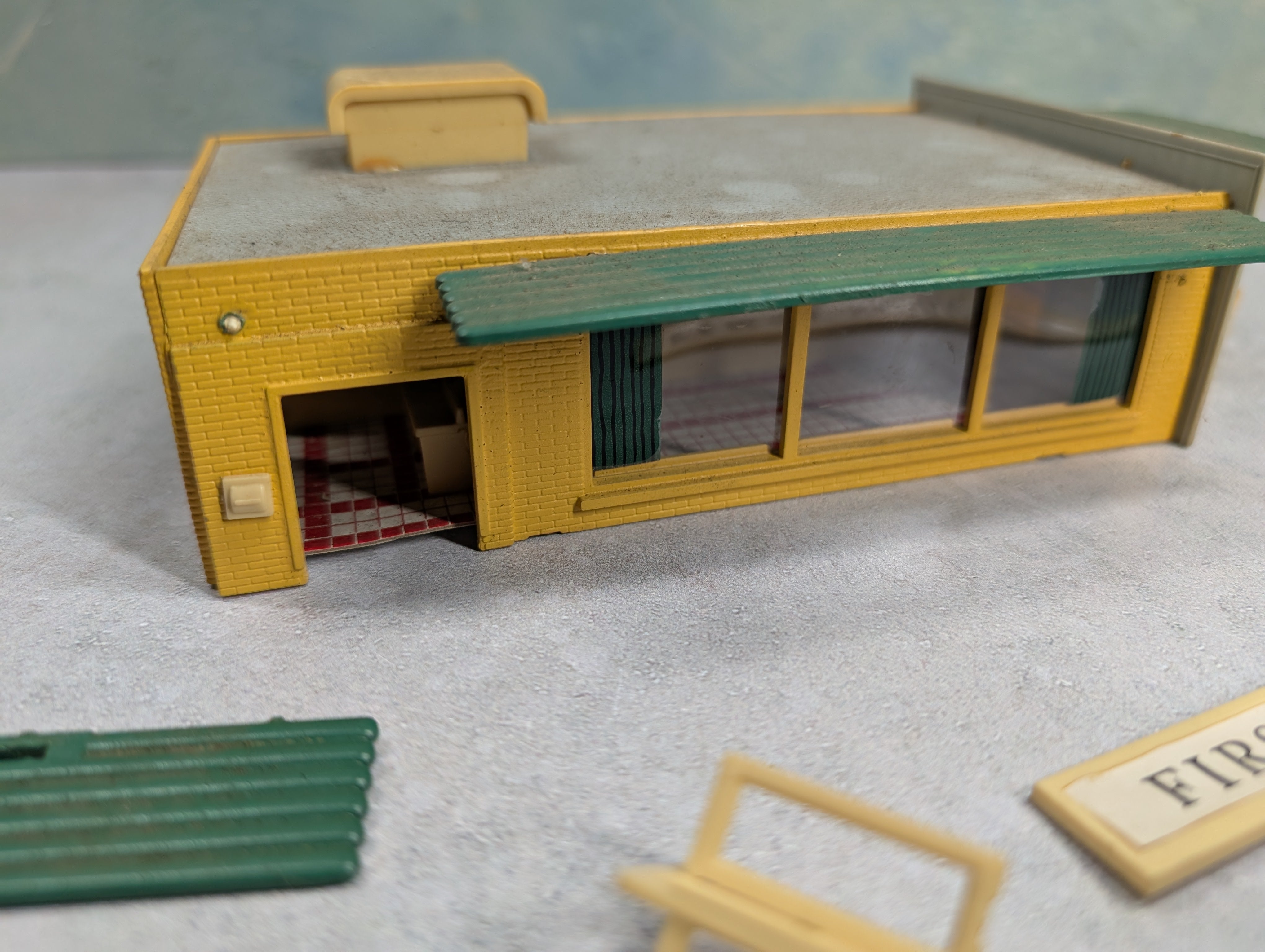USED HO Scale First National Bank, Building