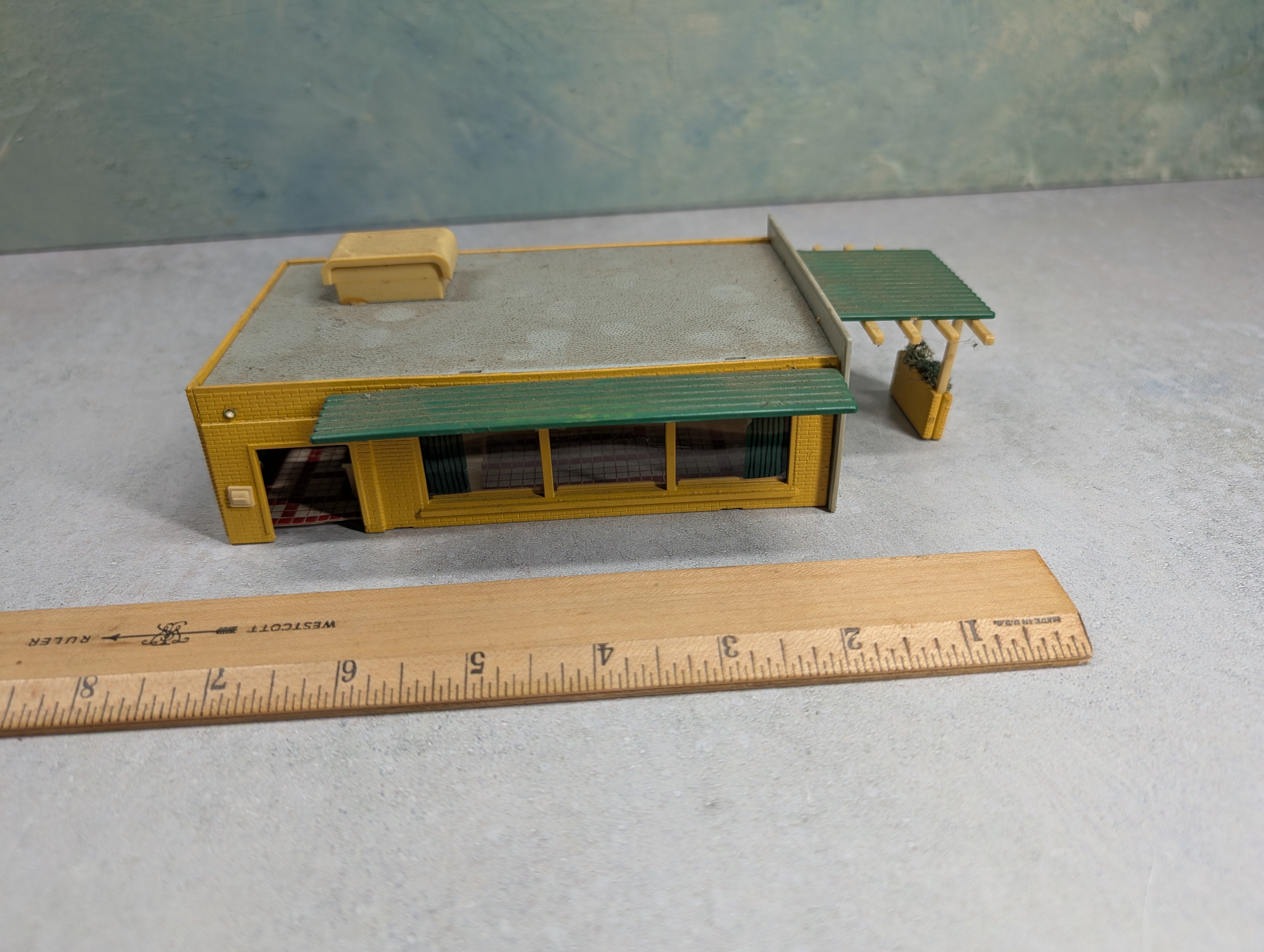 USED HO Scale First National Bank, Building