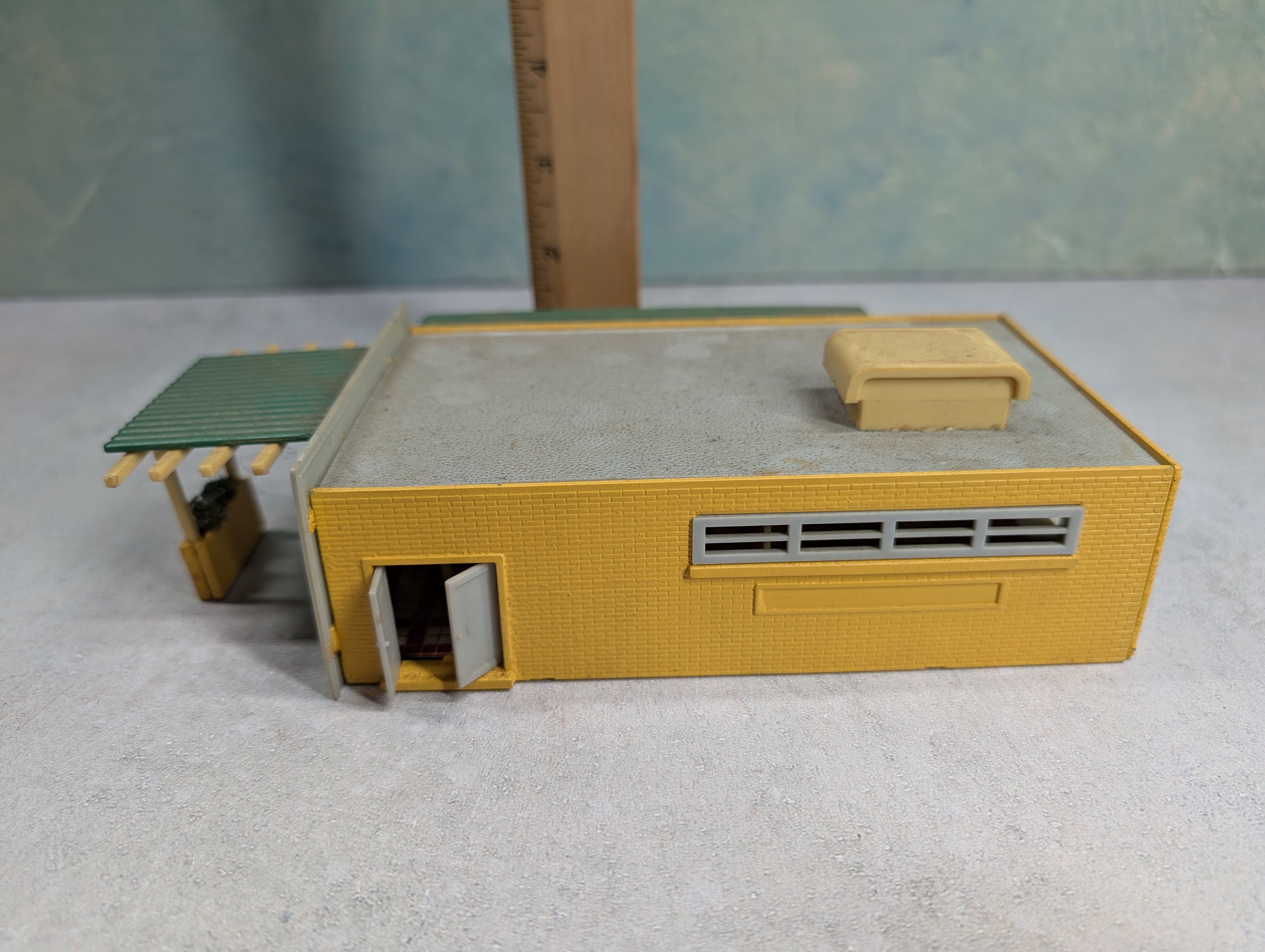 USED HO Scale First National Bank, Building