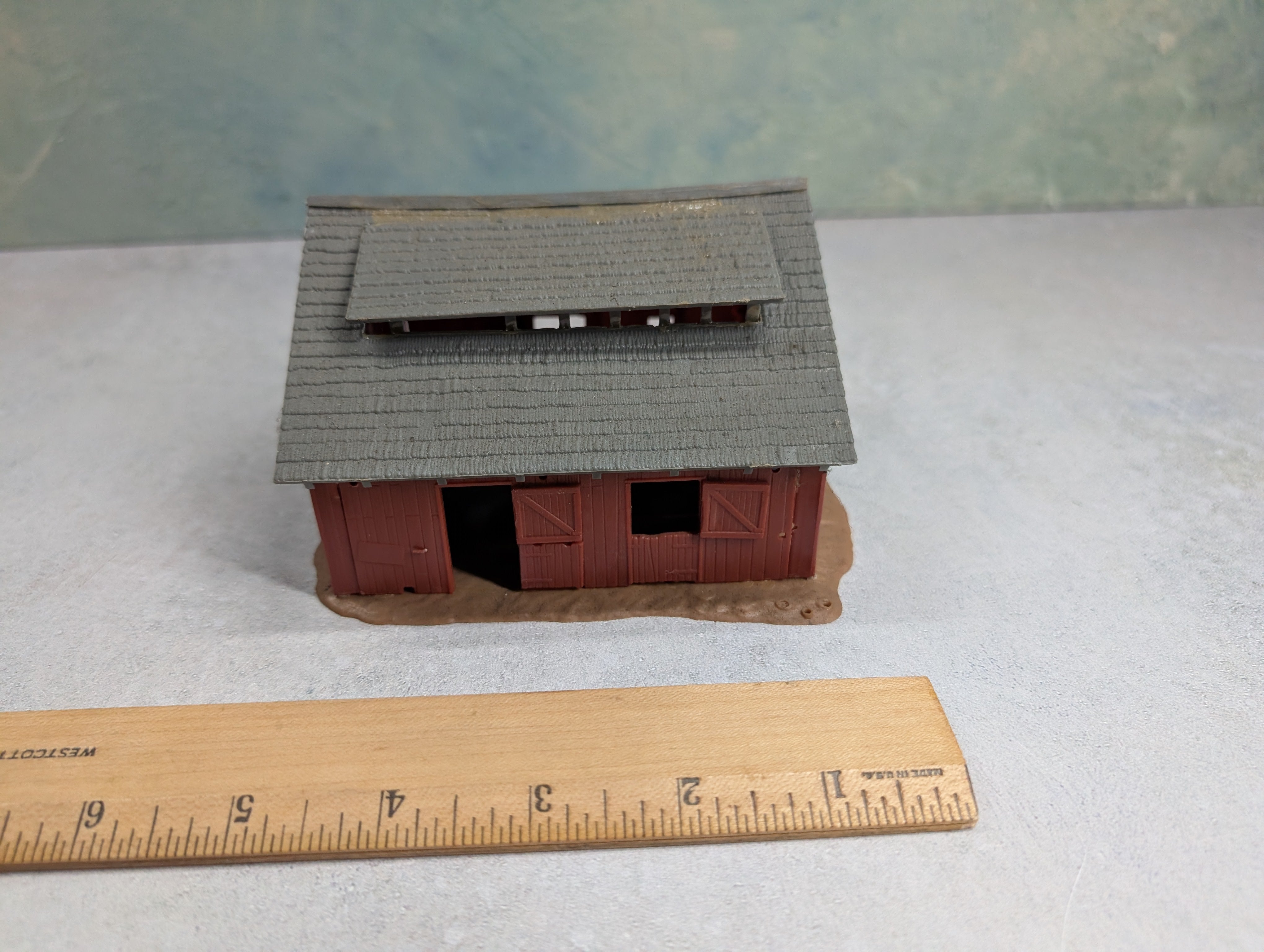 USED HO Scale Red Barn, Building