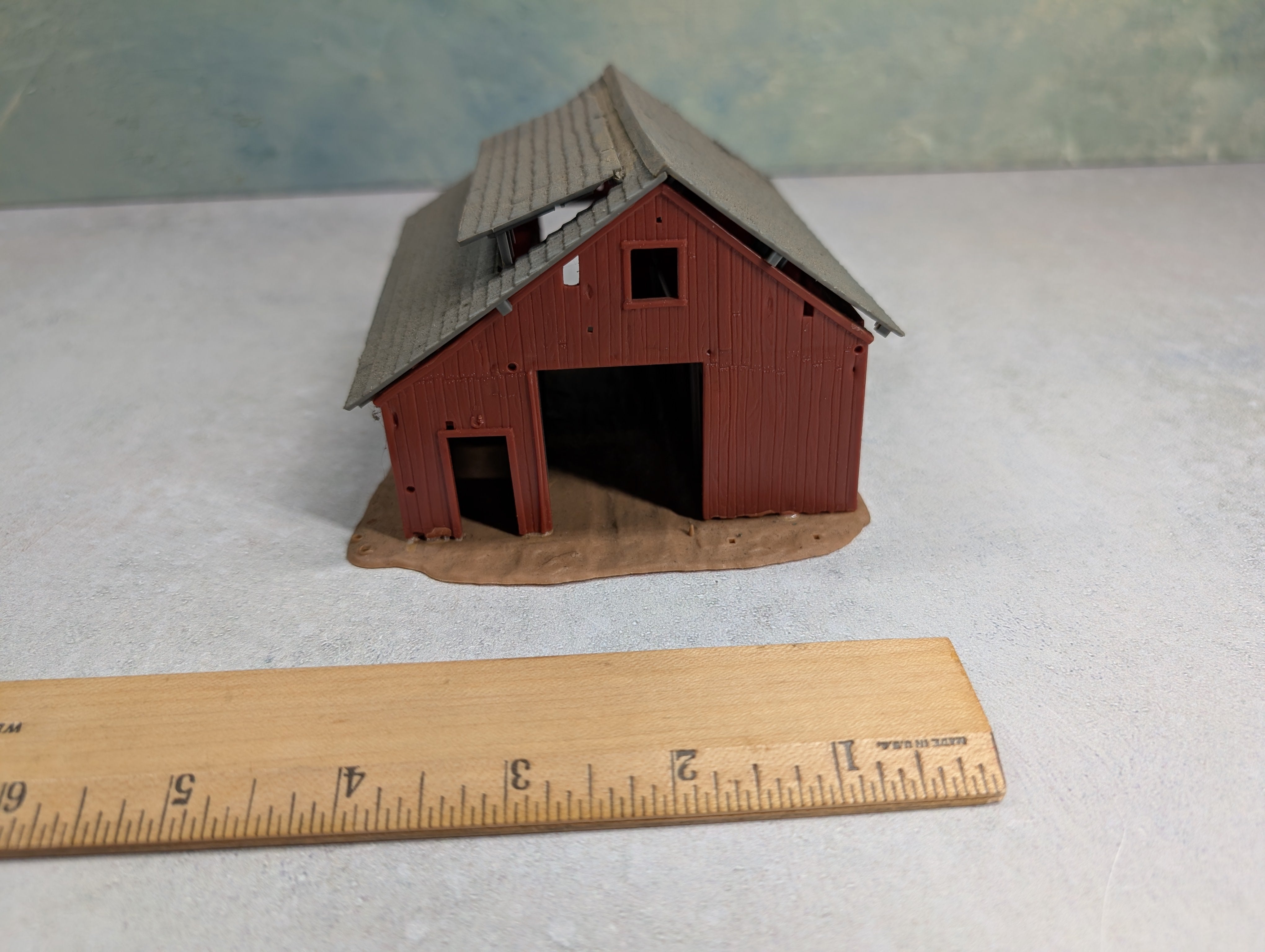 USED HO Scale Red Barn, Building