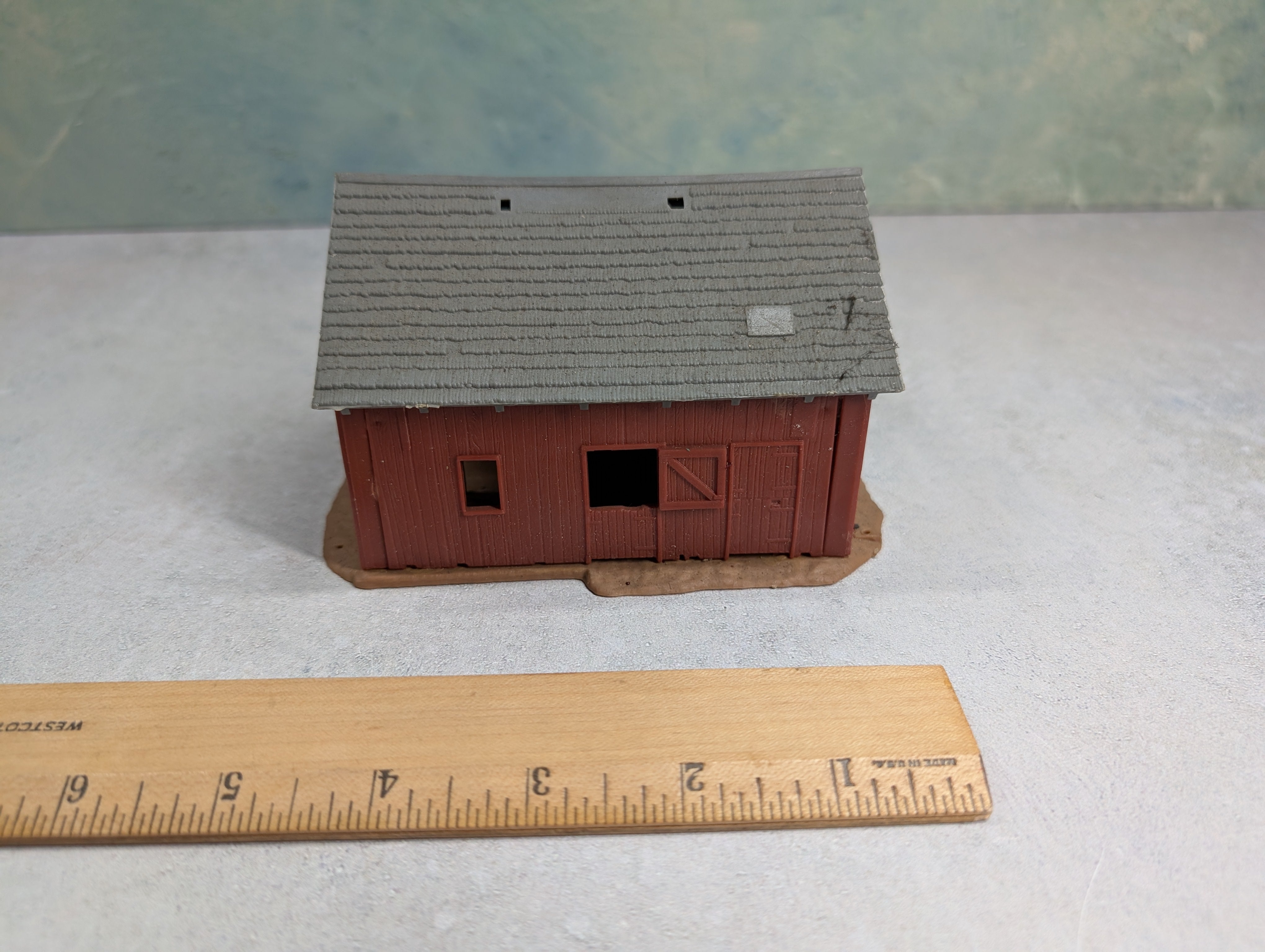 USED HO Scale Red Barn, Building