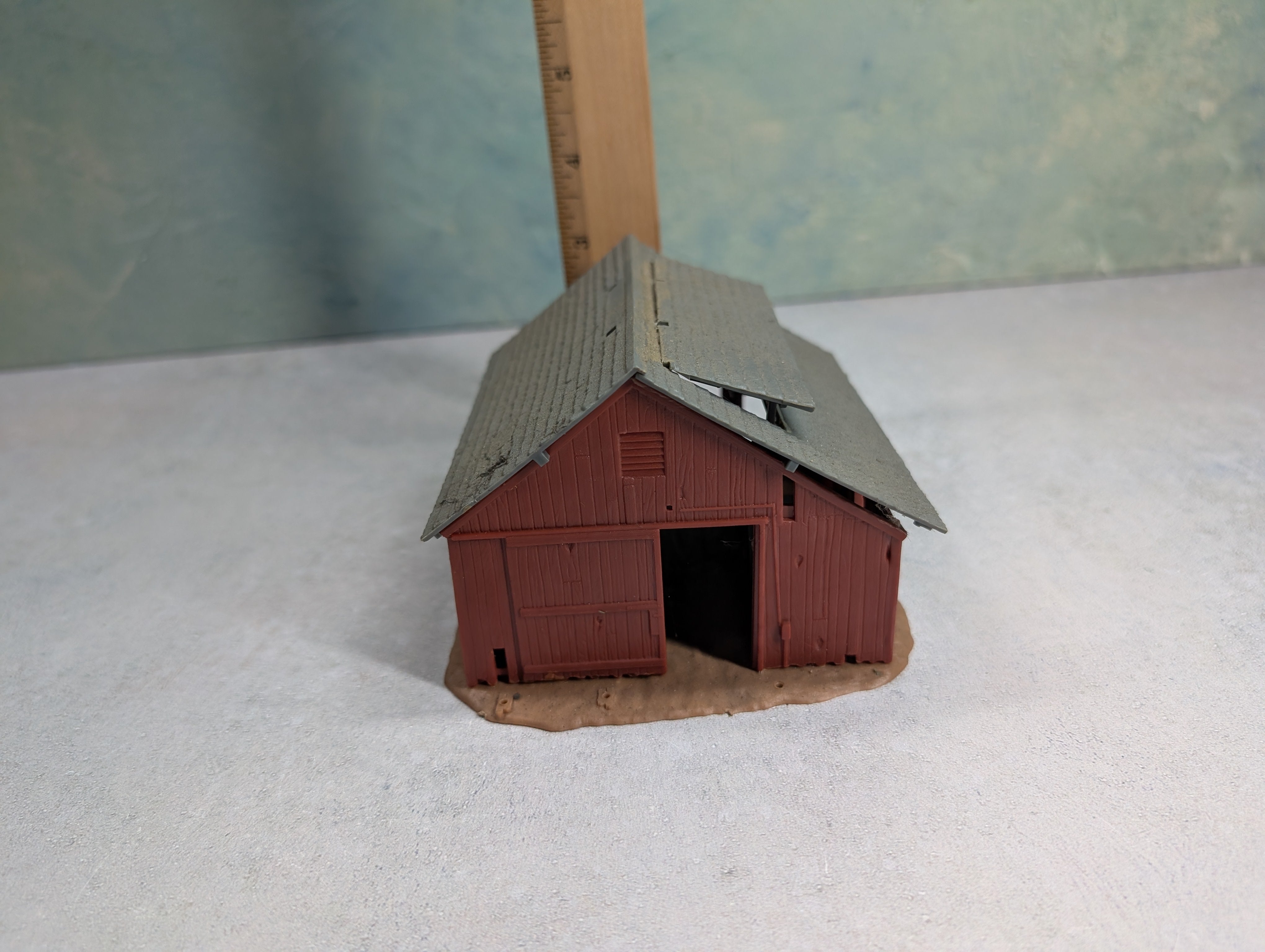 USED HO Scale Red Barn, Building