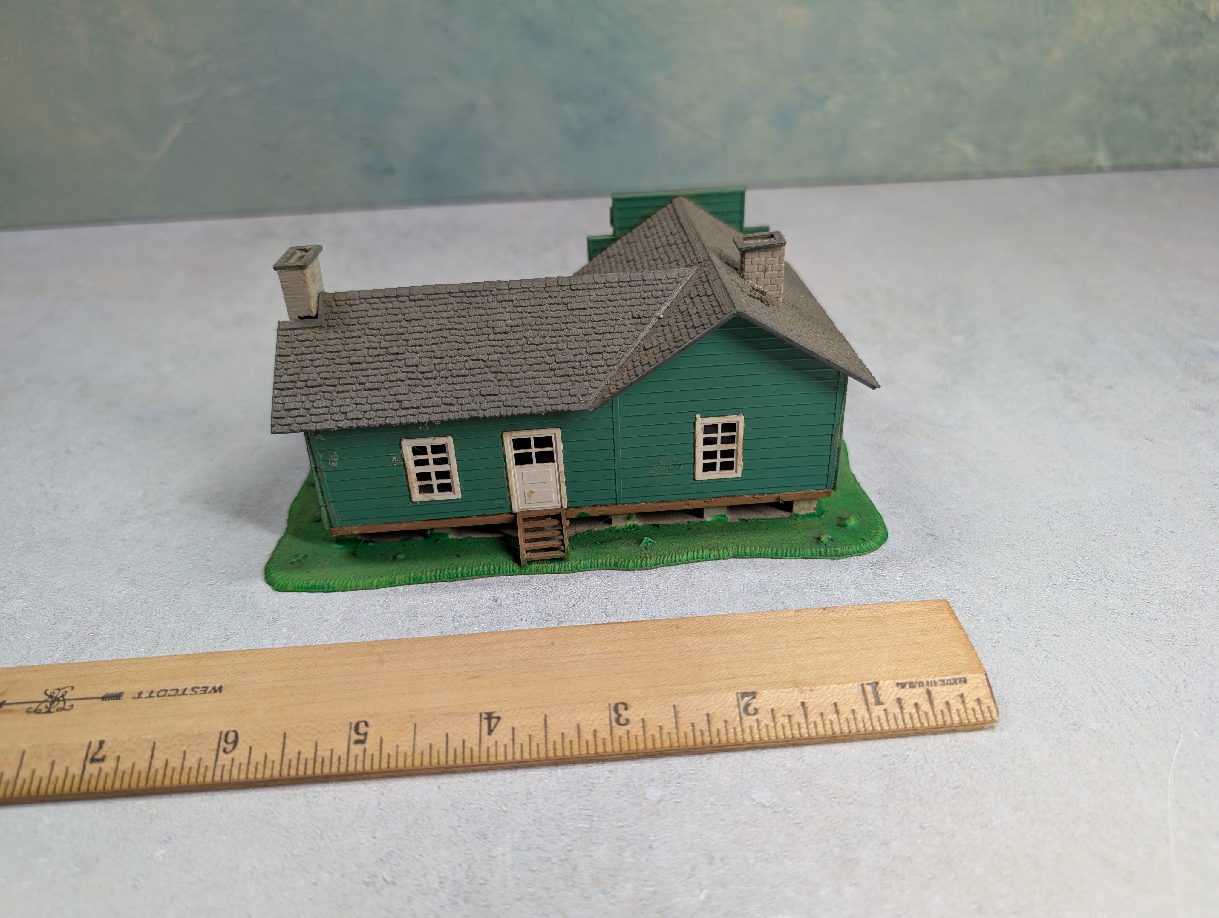 USED Pola HO Scale Ma's Place, Building