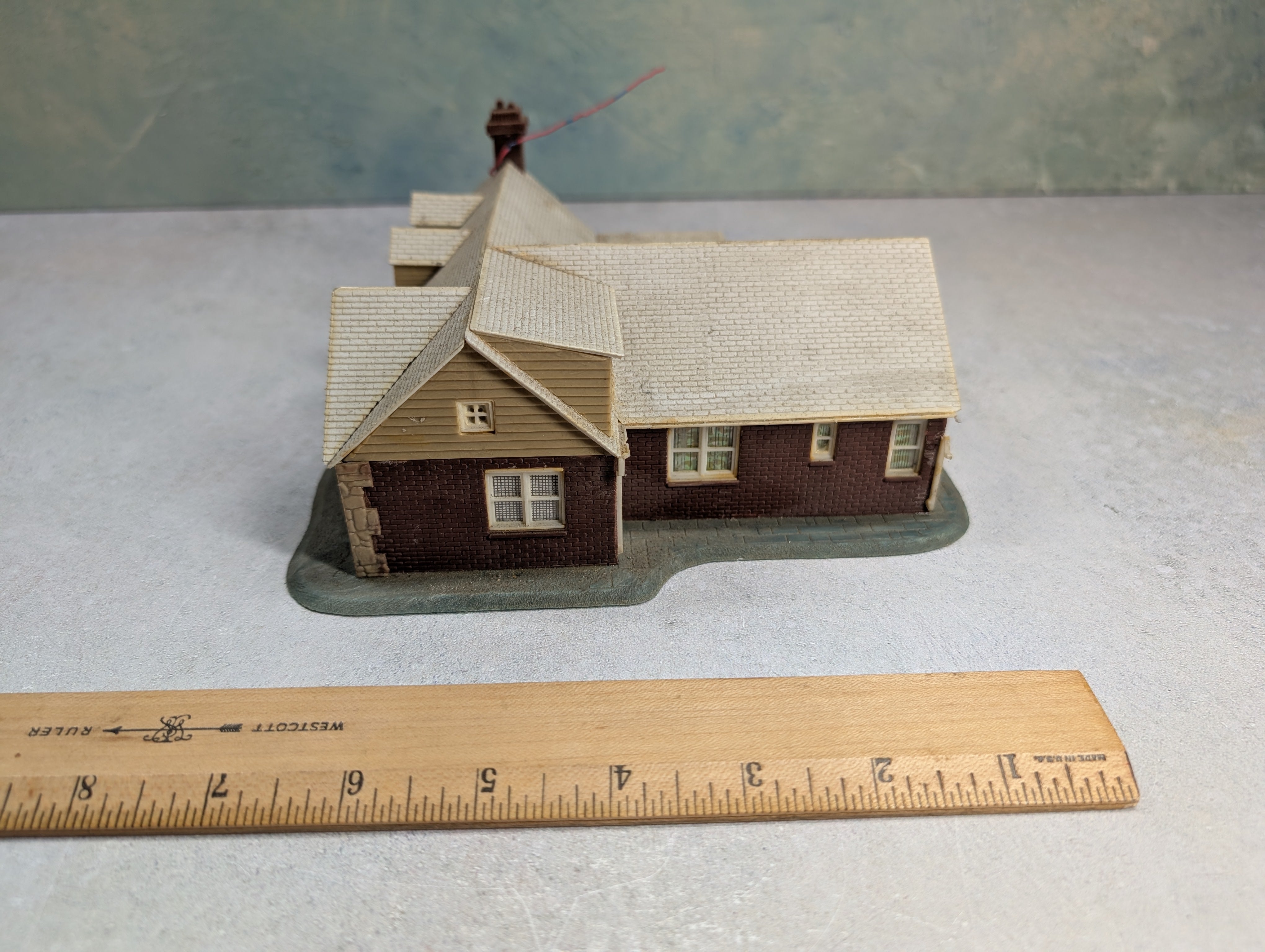 USED HO Scale Brick House