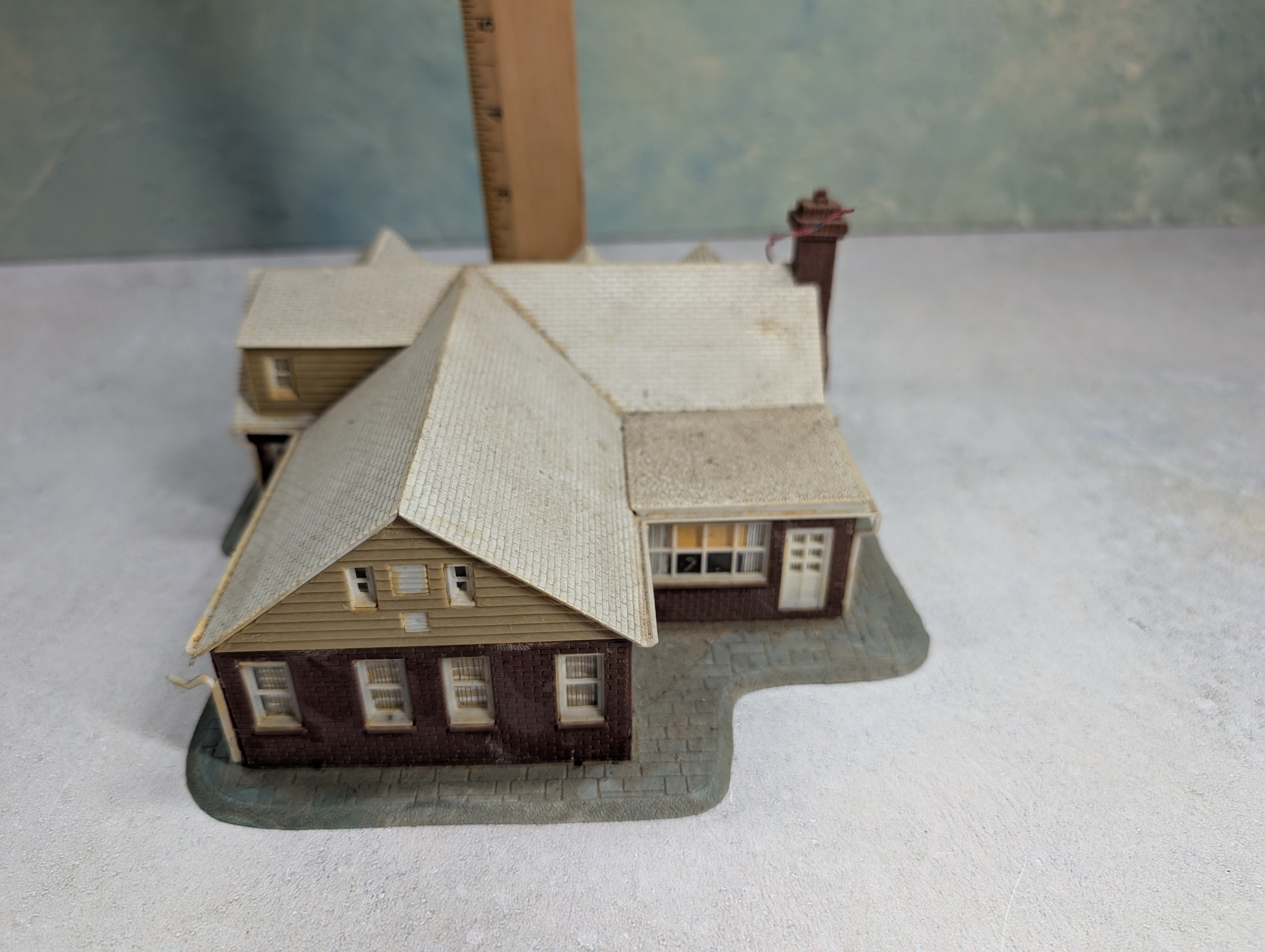 USED HO Scale Brick House