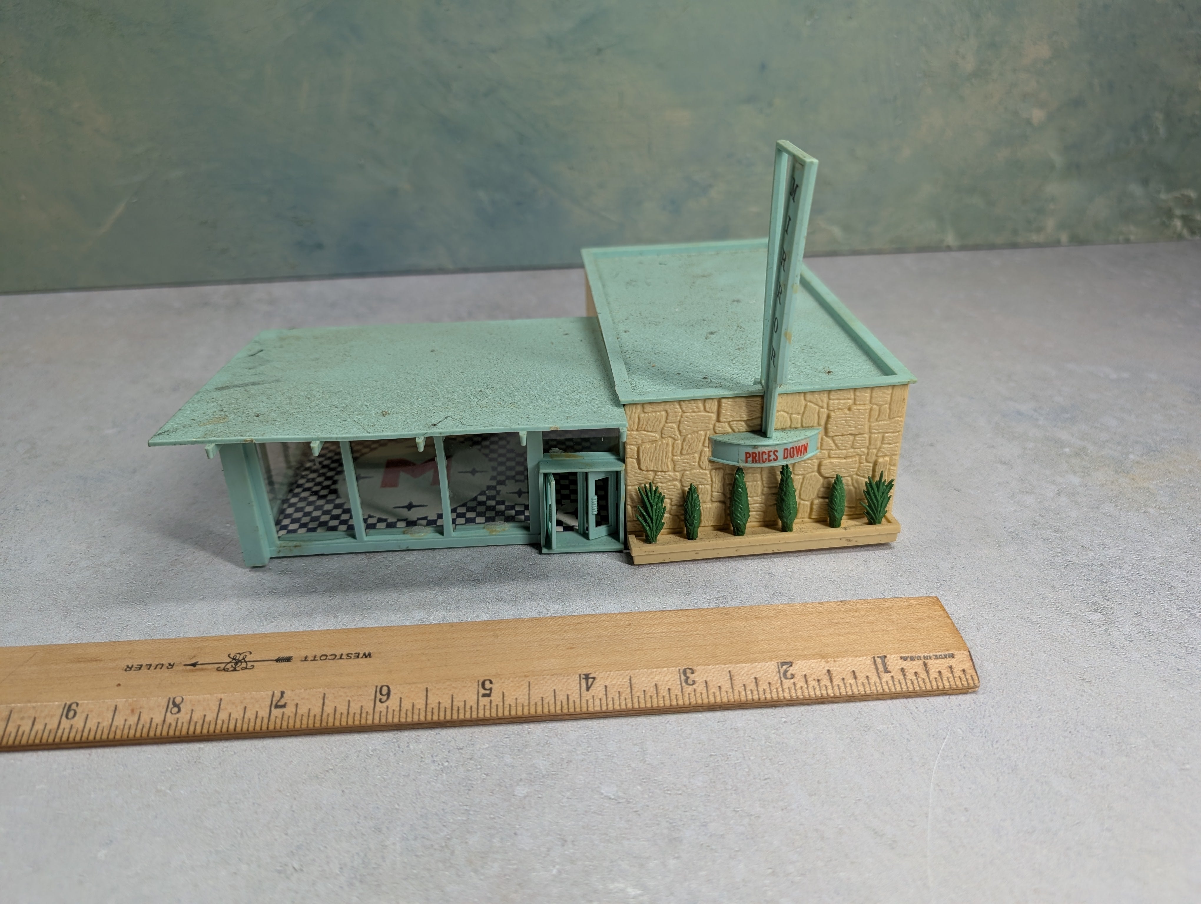 USED HO Scale Car Show Room Building
