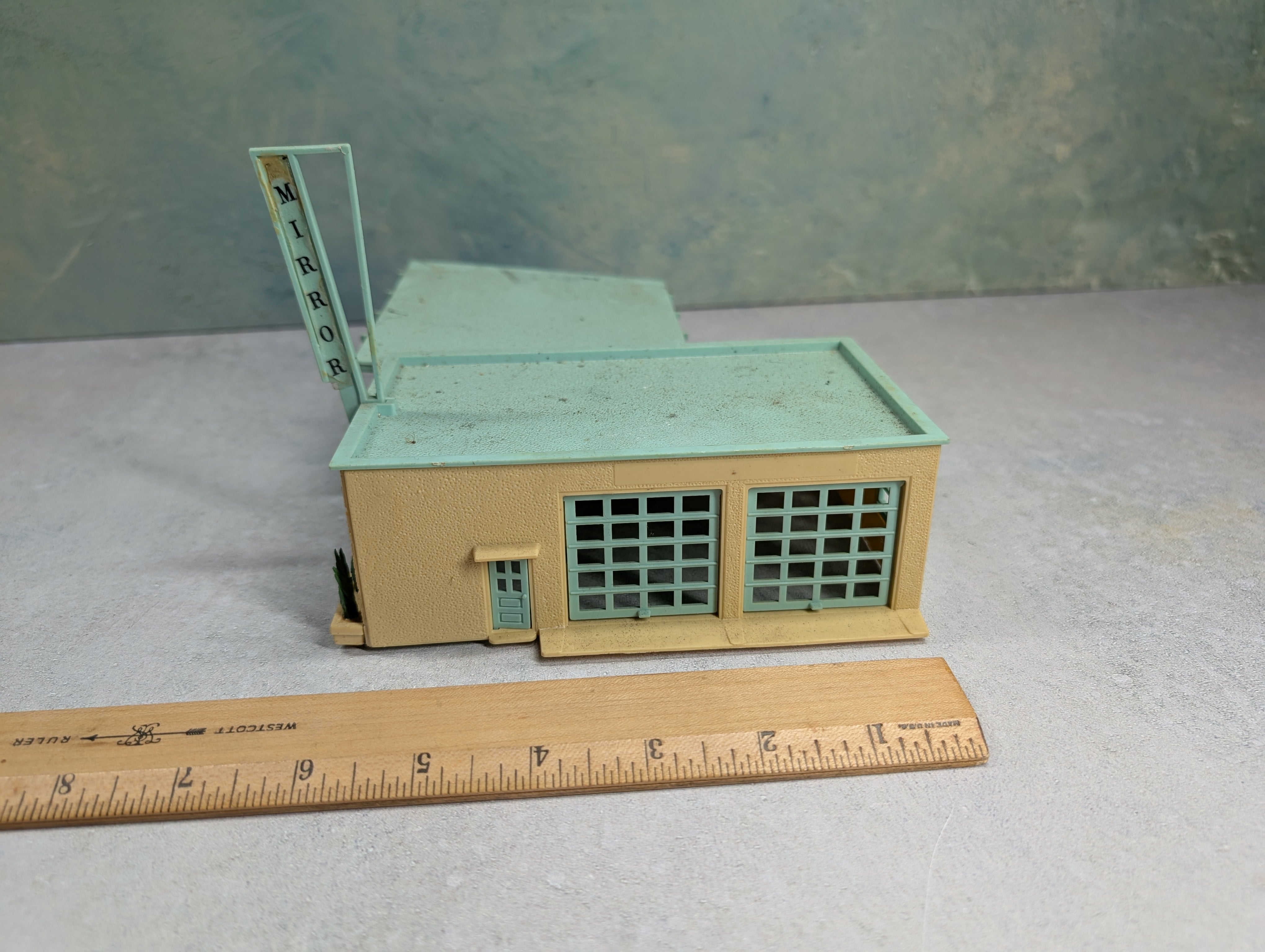 USED HO Scale Car Show Room Building