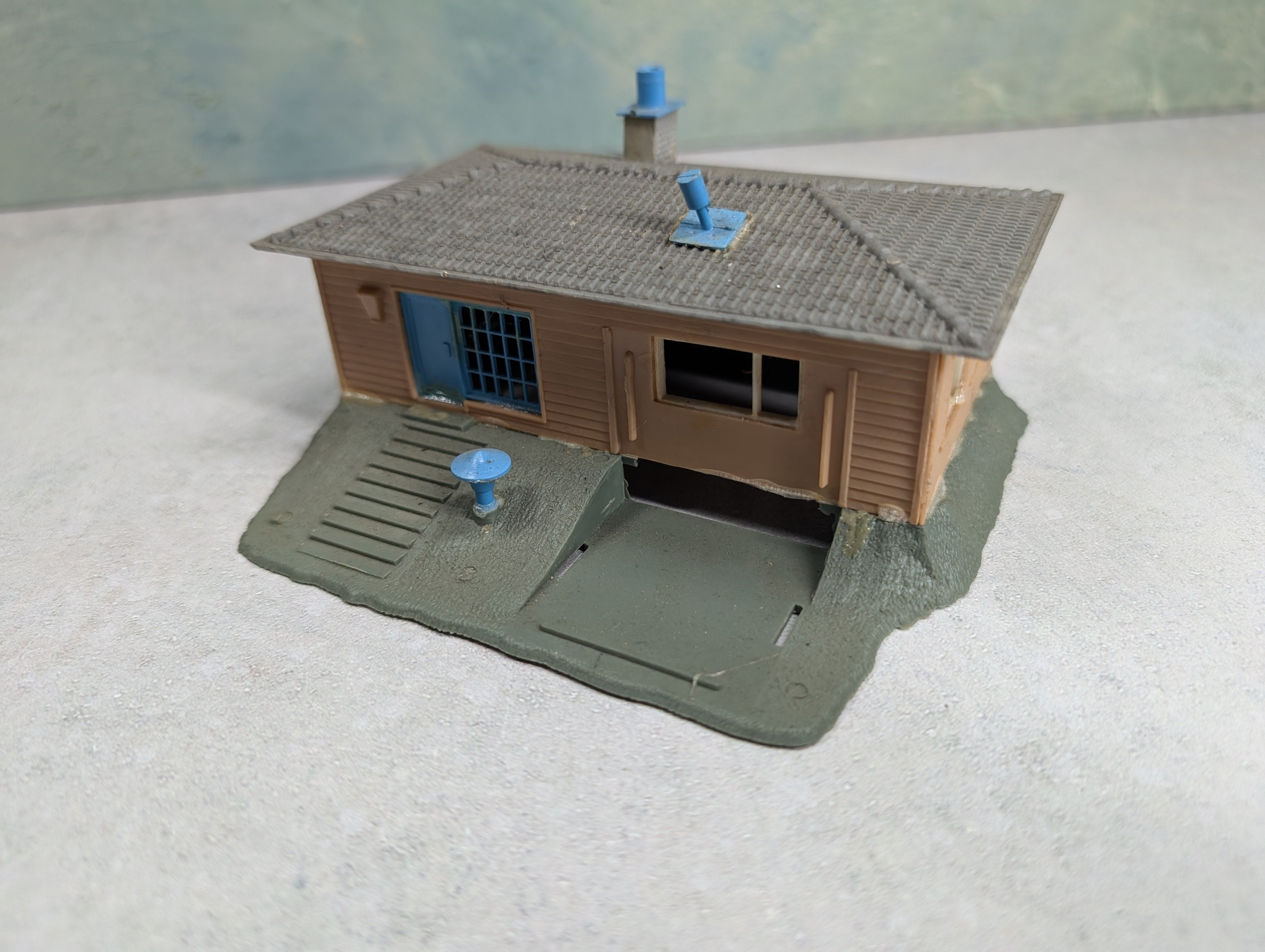 USED Pola HO Scale Brown & Light Blue Home