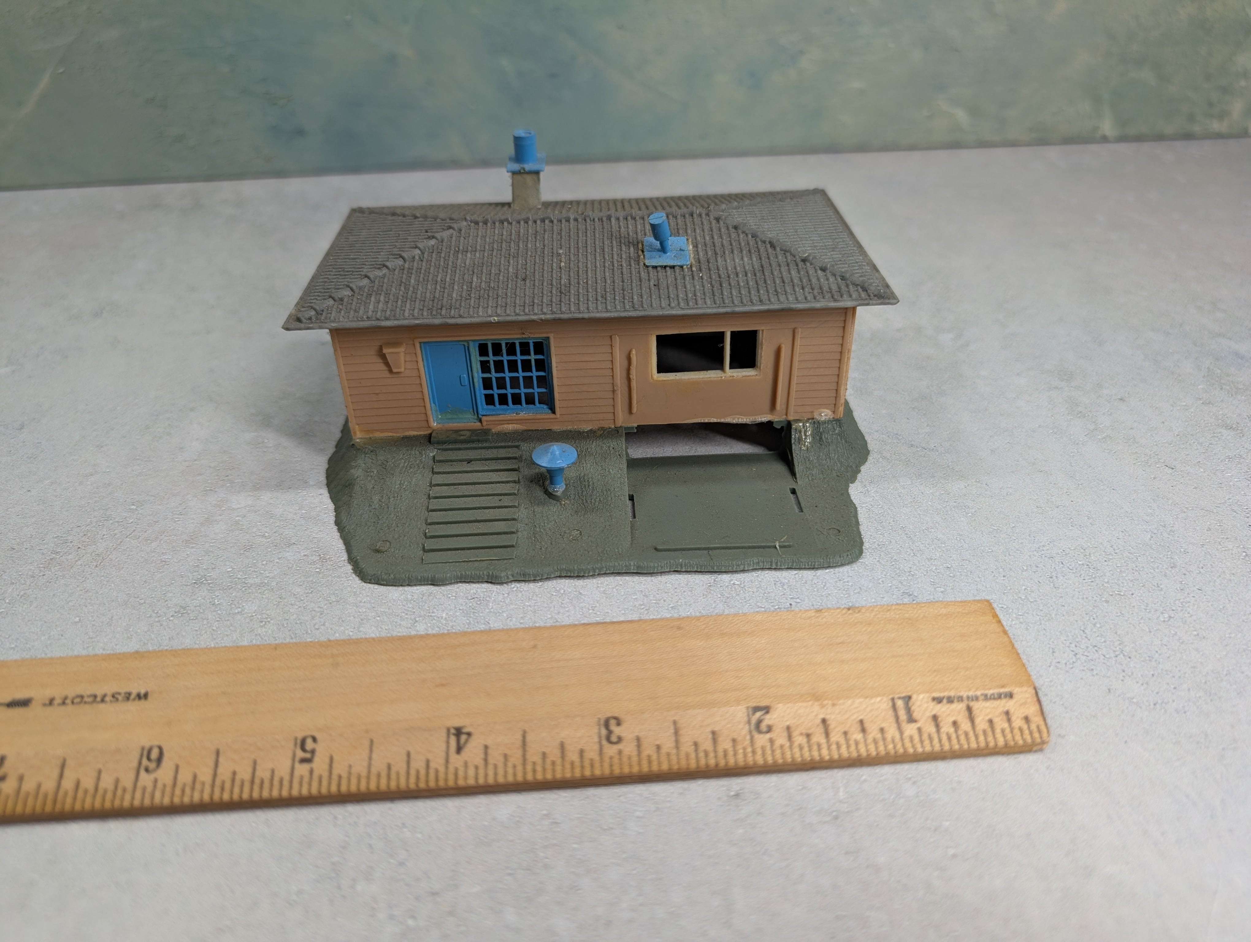 USED Pola HO Scale Brown & Light Blue Home