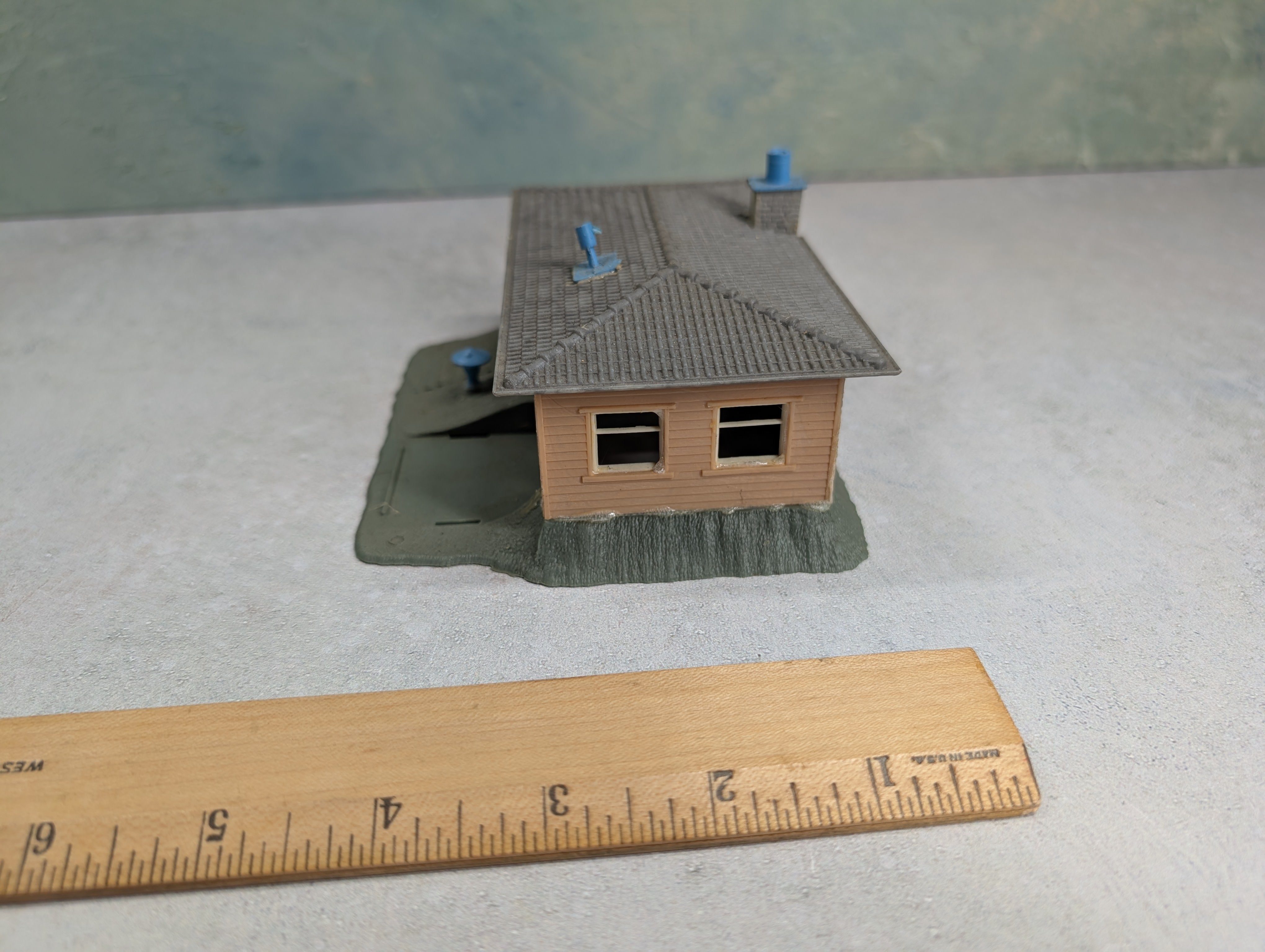 USED Pola HO Scale Brown & Light Blue Home
