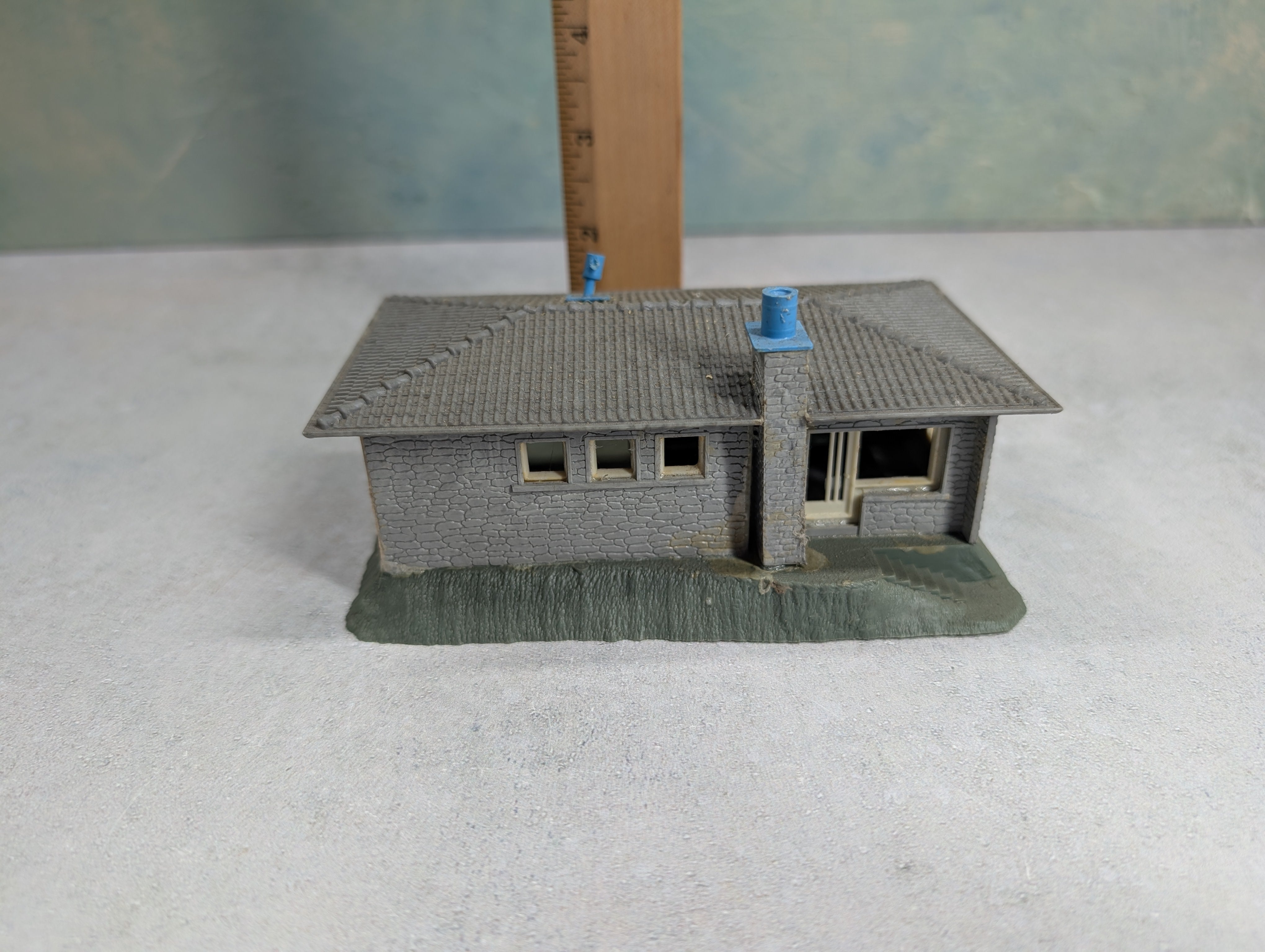 USED Pola HO Scale Brown & Light Blue Home