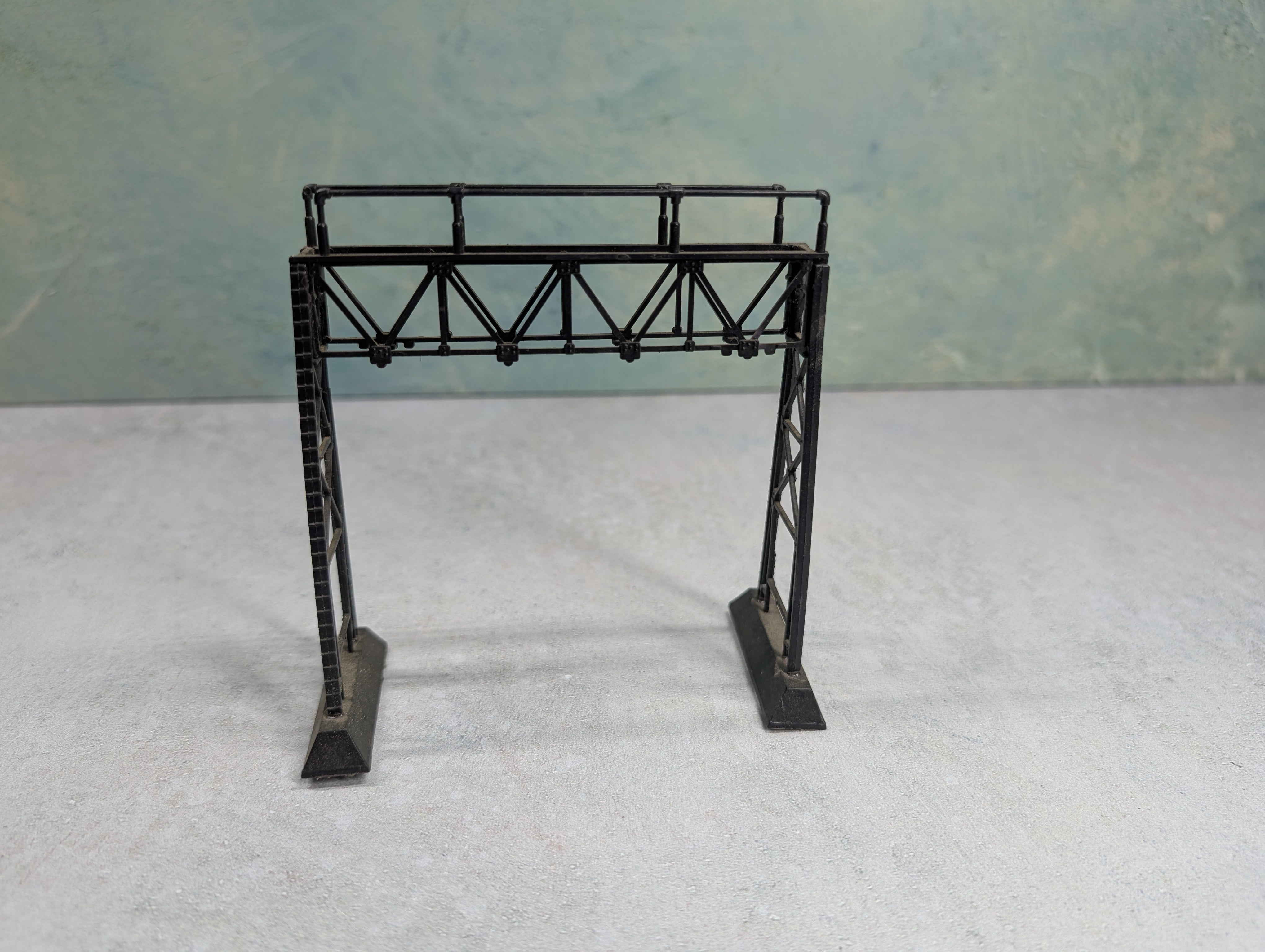 USED Bachmann HO Scale Signal Bridge